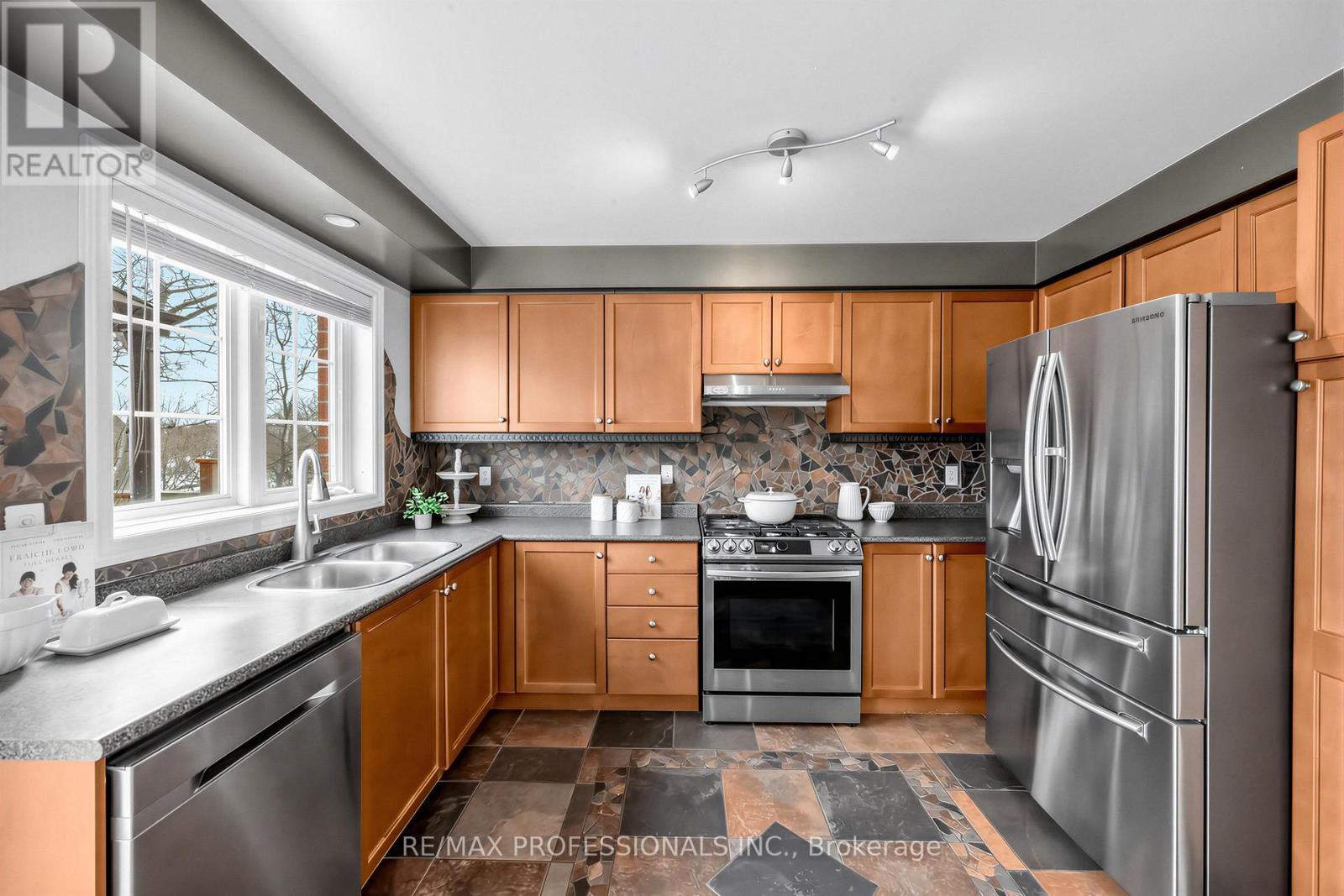 18 Brambirch Crescent, Brampton, Ontario  L7A 1V1 - Photo 11 - W12848822