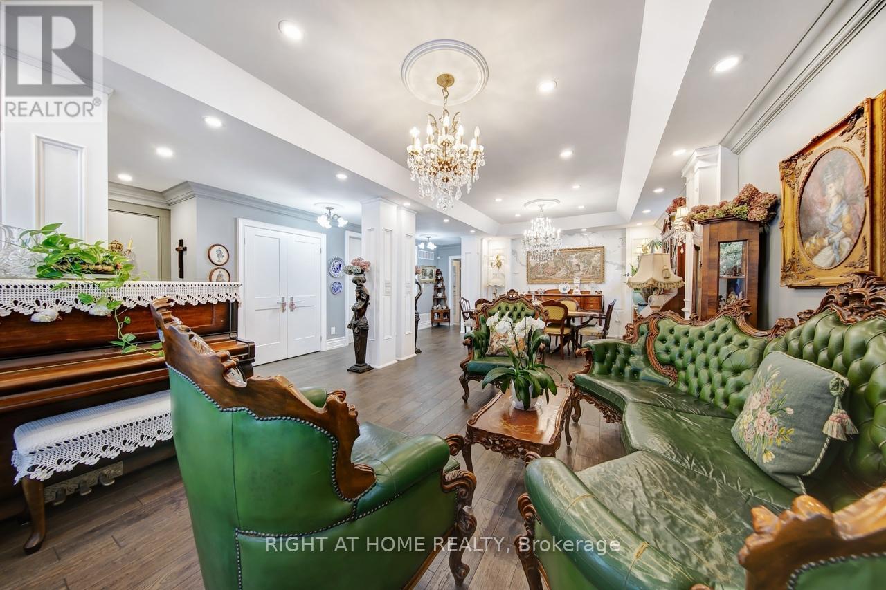 397 Maple Leaf Drive, Toronto (Maple Leaf), Ontario  M6L 1P4 - Photo 7 - W12802854