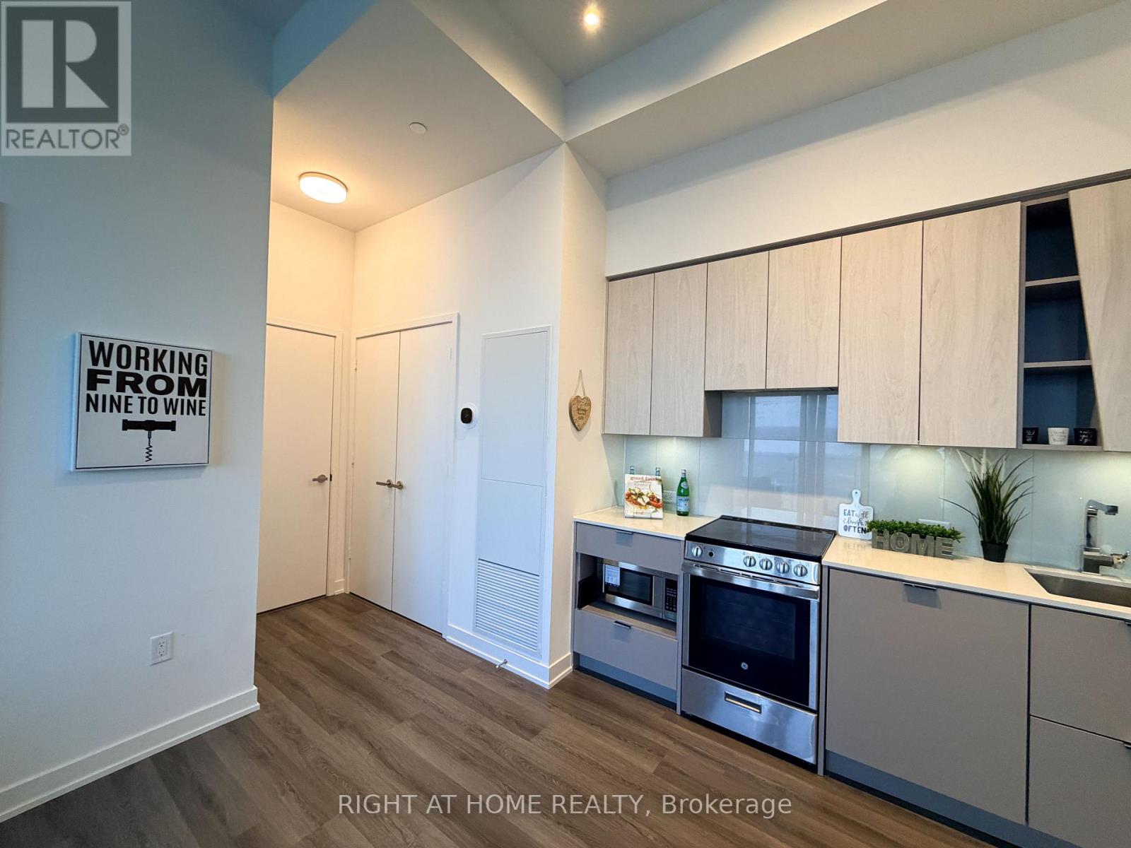 2505 - 3883 Quartz Road S, Mississauga (City Centre), Ontario  L5B 0M4 - Photo 18 - W12852352