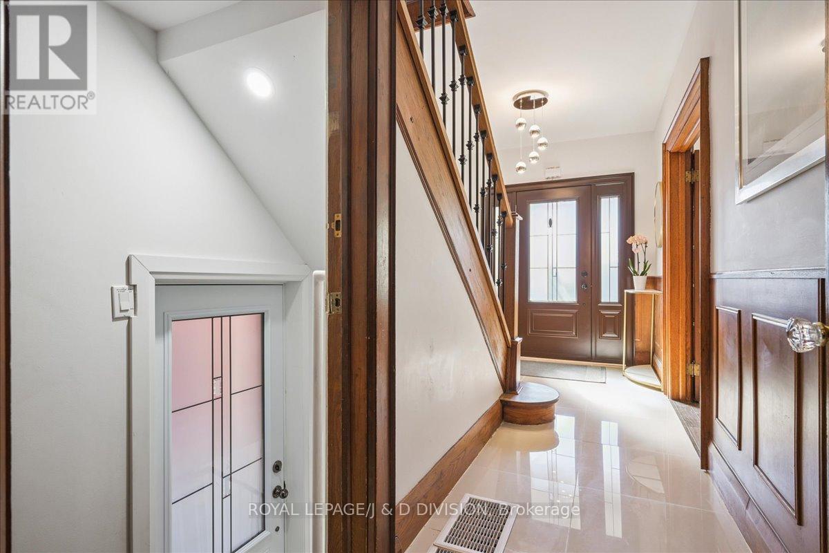 181 Clendenan Avenue, Toronto (High Park North), Ontario  M6P 2W9 - Photo 12 - W12852338