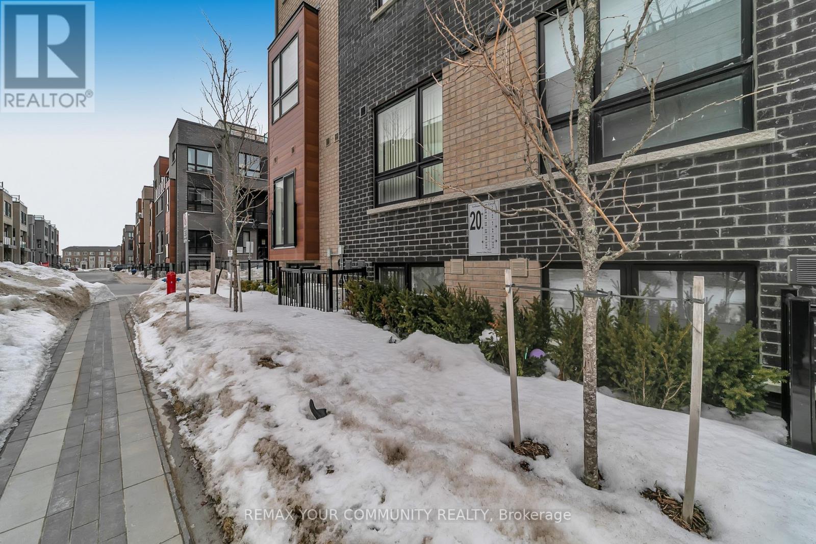 191 - 2-20 Lytham Green Circle, Newmarket (Glenway Estates), Ontario  L3Y 0H3 - Photo 2 - N12852390