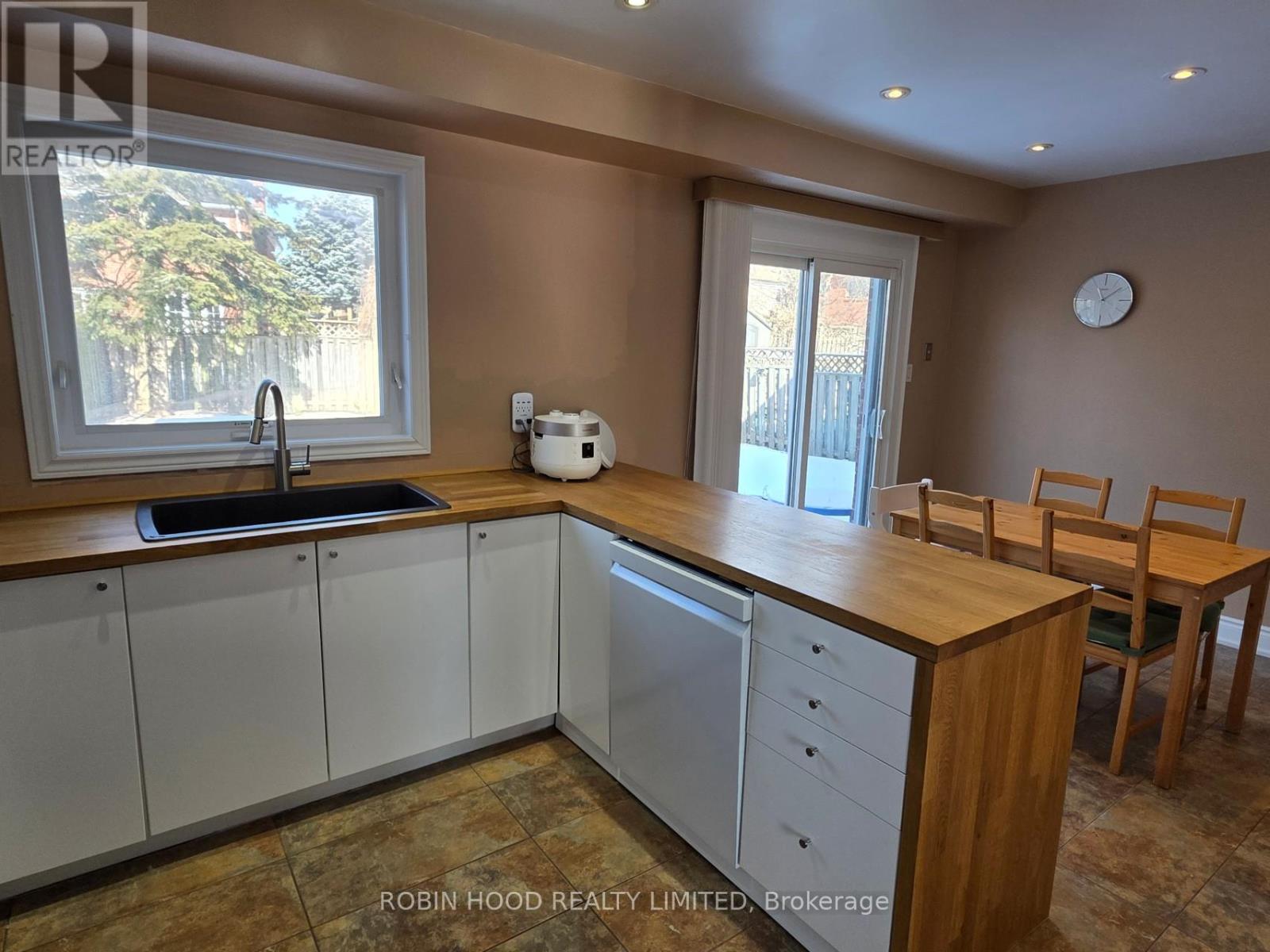 - 4915 Natkarni Crescent, Mississauga (East Credit), Ontario  L5V 1L5 - Photo 4 - W12852374