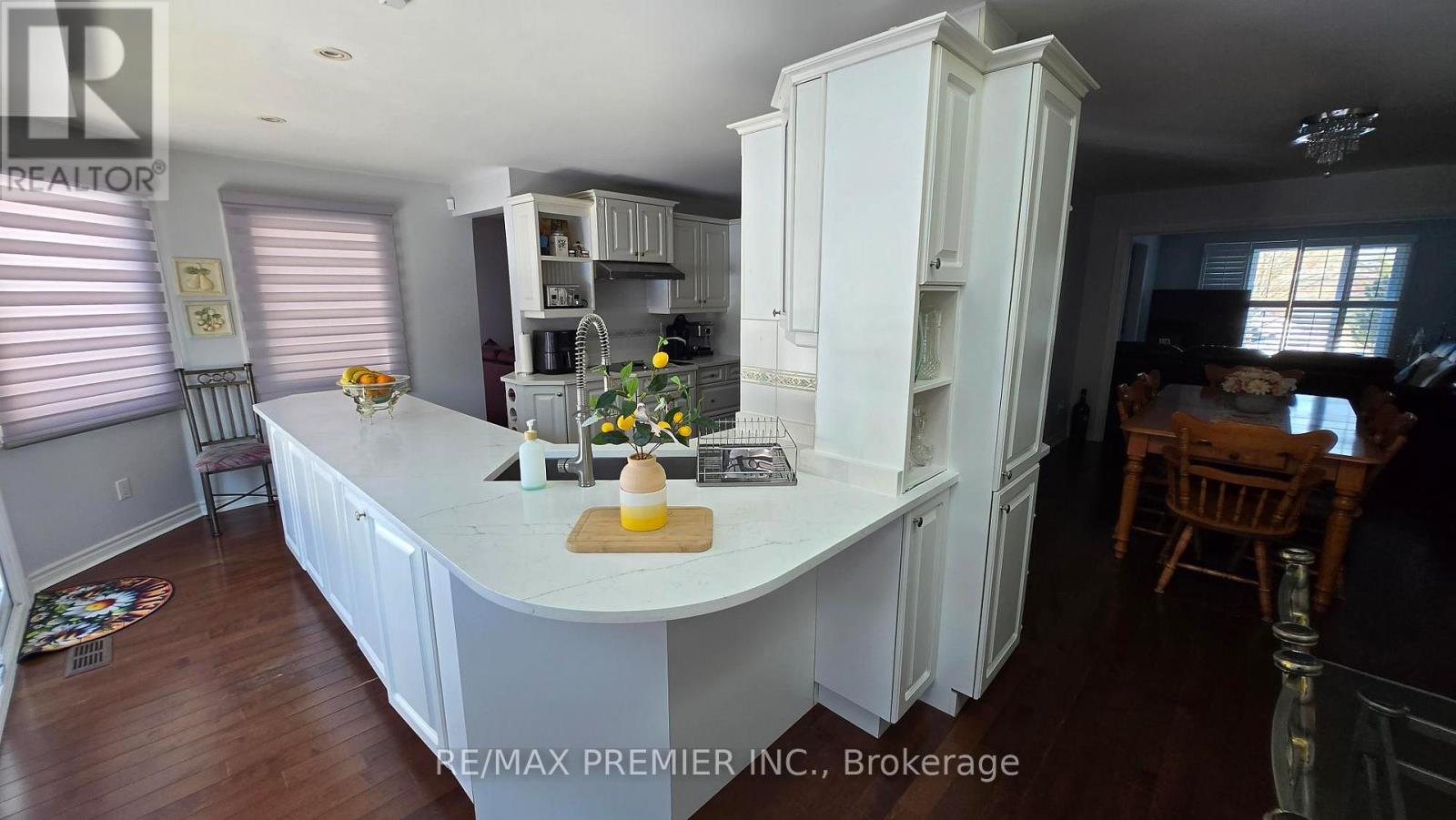 54 Fountainbridge Drive, Caledon (Bolton East), Ontario  L7E 1N4 - Photo 6 - W12852394