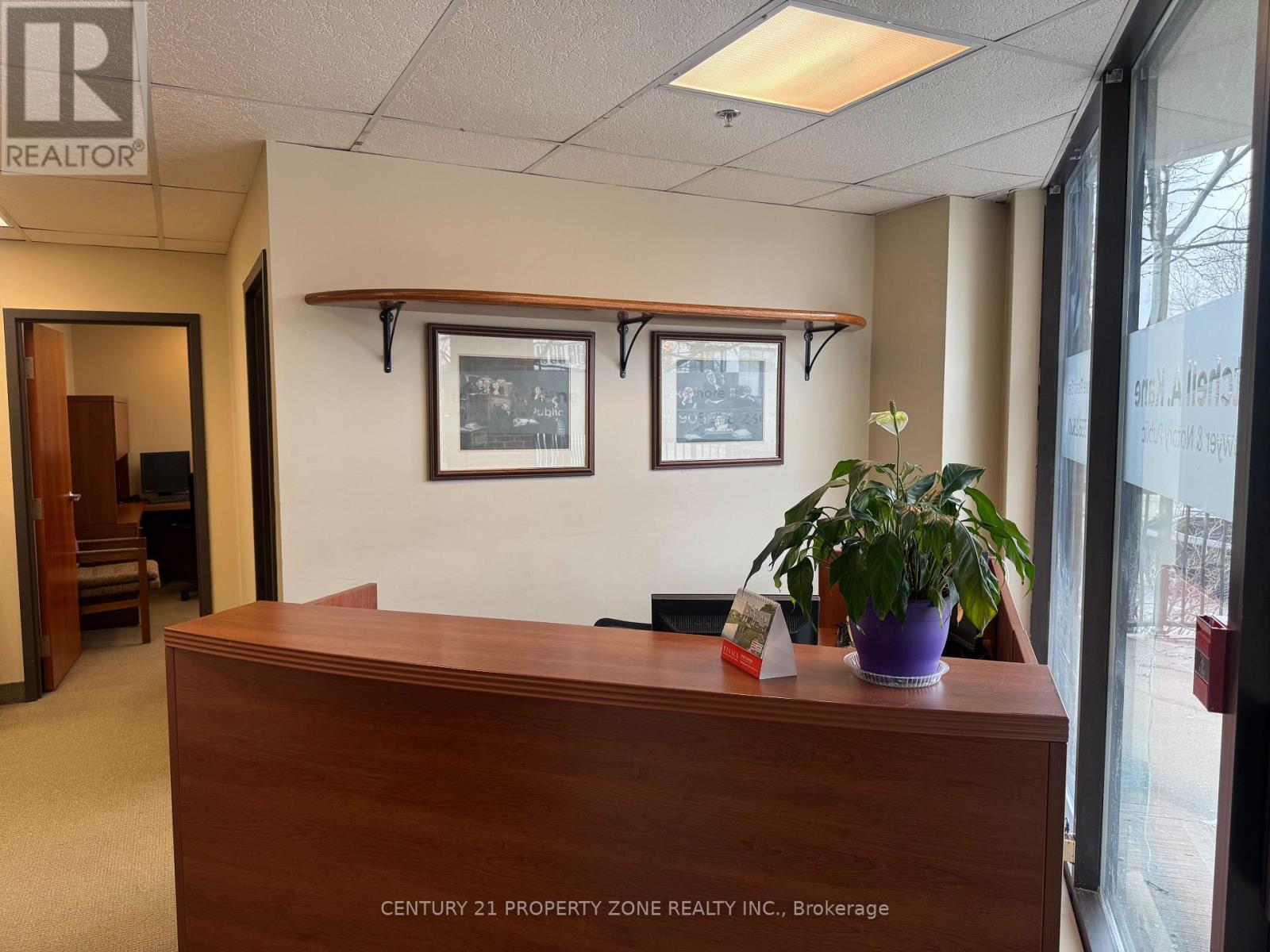 102 Lakeshore Road E, Oakville (Oo Old Oakville), Ontario  L6J 2Z4 - Photo 2 - W12852398