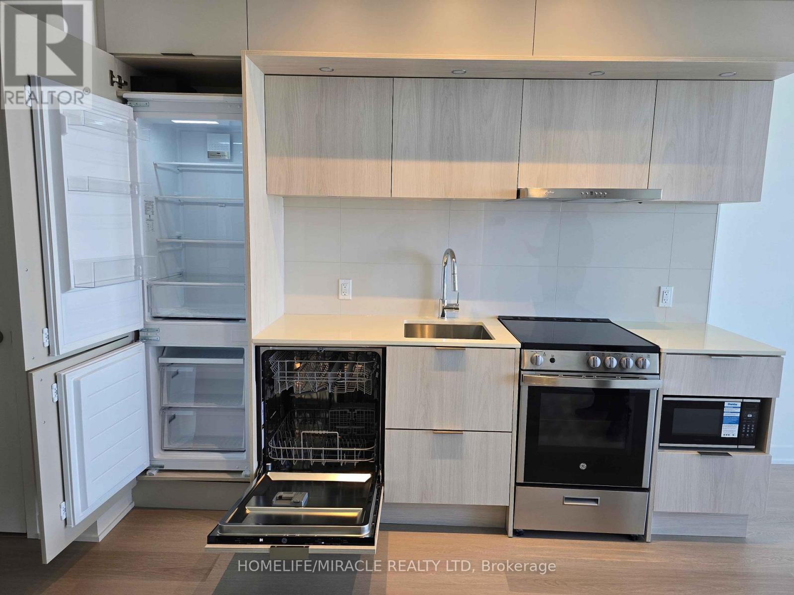 2606 - 448 Burnhamthorpe Road, Mississauga (City Centre), Ontario  L5B 4M6 - Photo 2 - W12852448