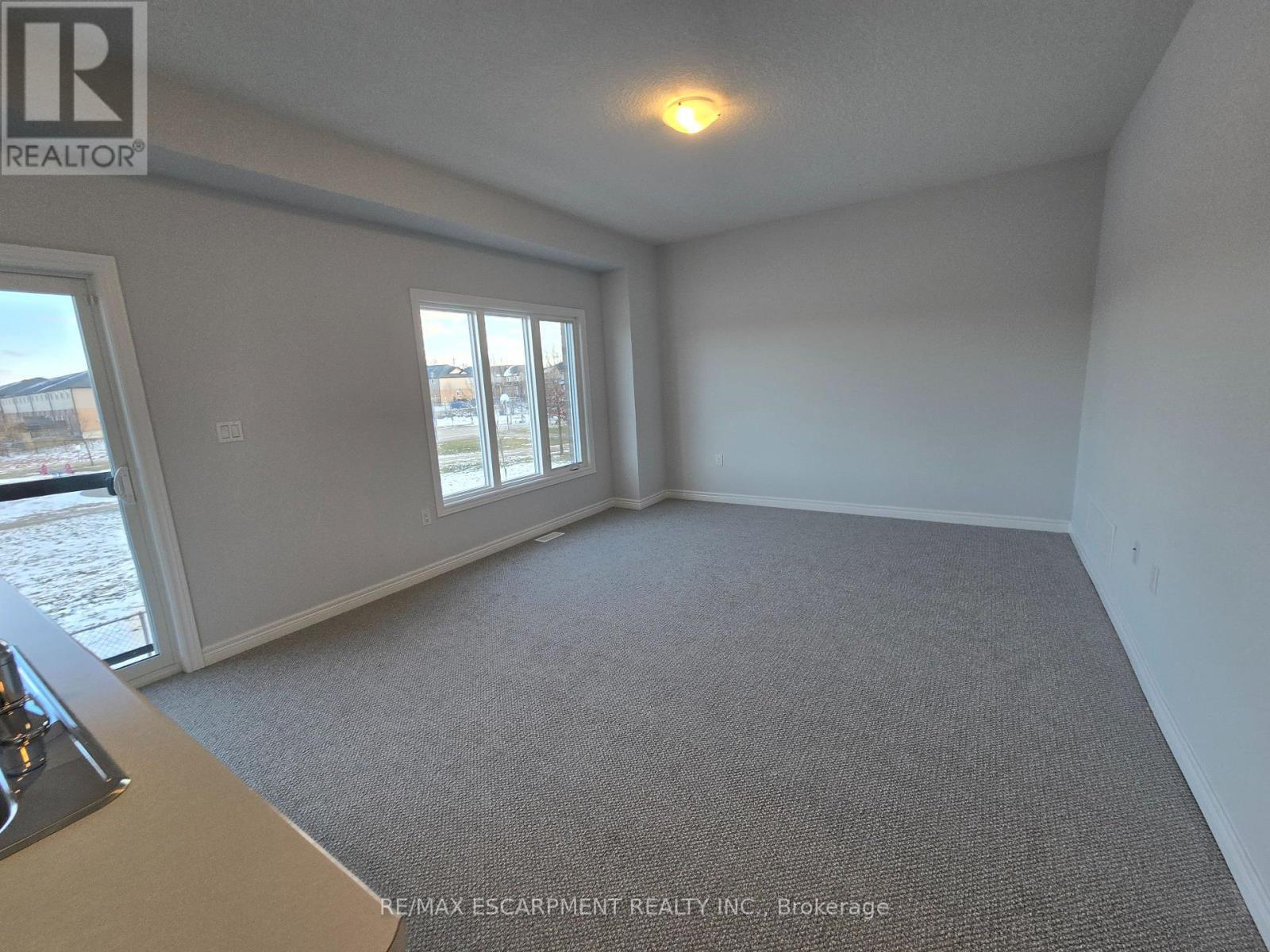 5 - 205 Thames Way, Hamilton (Mount Hope), Ontario  L0R 1W0 - Photo 6 - X12852406