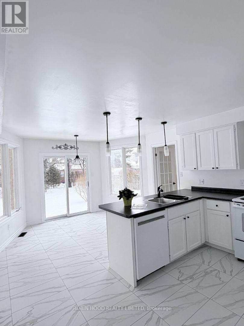 42 Hands Drive, Guelph (Kortright East), Ontario  N1G 3H3 - Photo 4 - X12852412