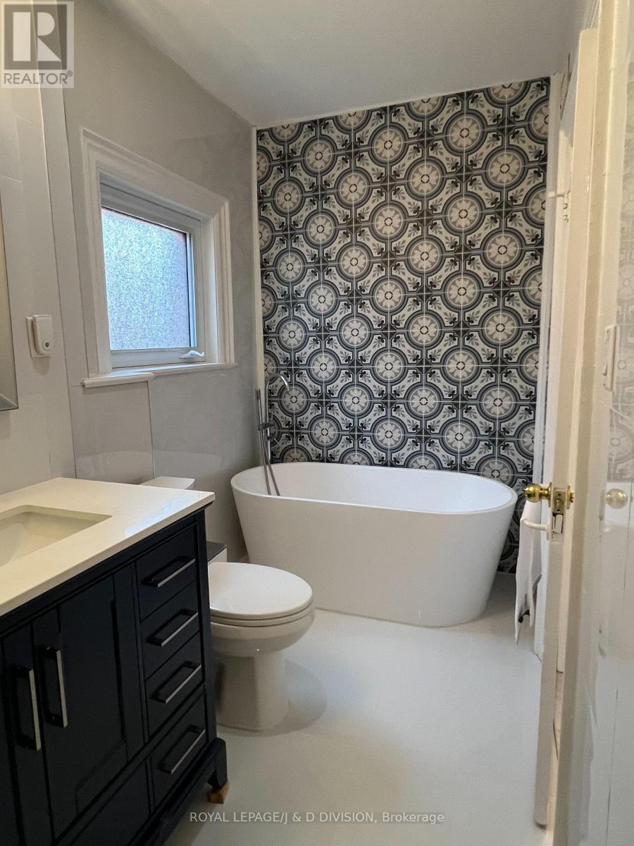 181 Clendenan Avenue, Toronto (High Park North), Ontario  M6P 2W9 - Photo 36 - W12852338