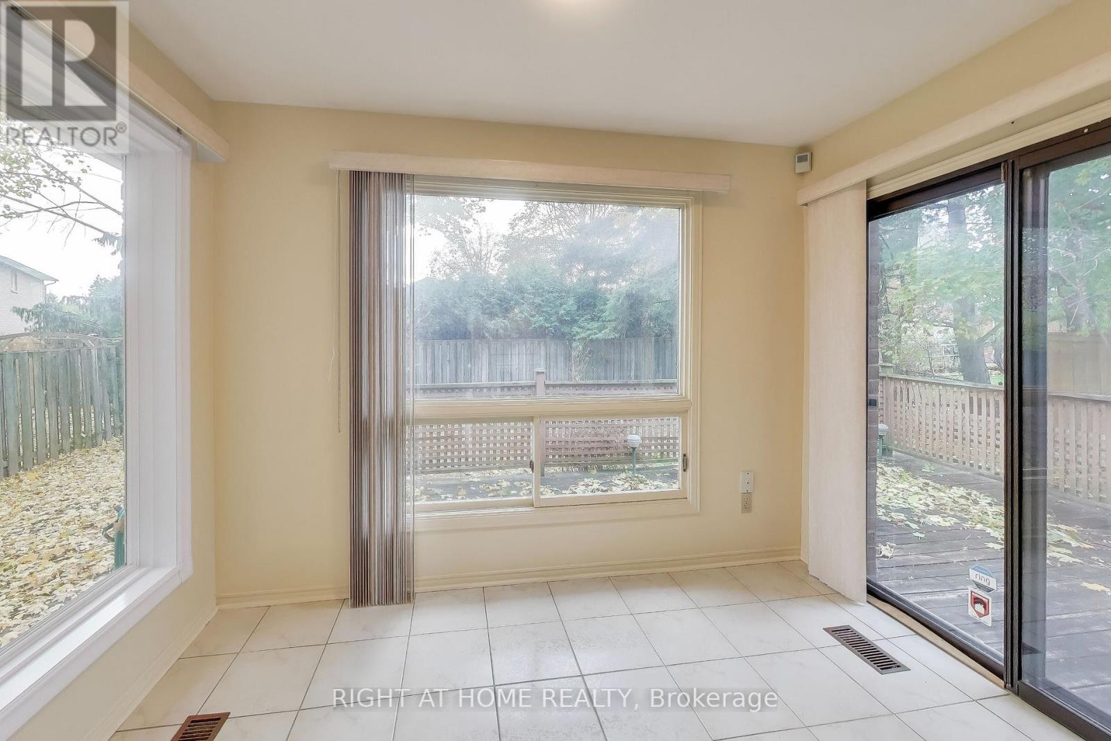 2436 Folkway Drive, Mississauga (Erin Mills), Ontario  L5L 3N3 - Photo 11 - W12852462