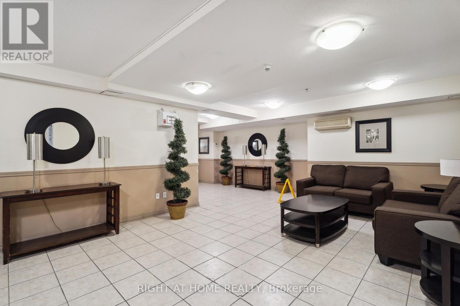407 - 684 Warden Avenue, Toronto (Clairlea-Birchmount), Ontario  M1L 4W4 - Photo 4 - E12805830