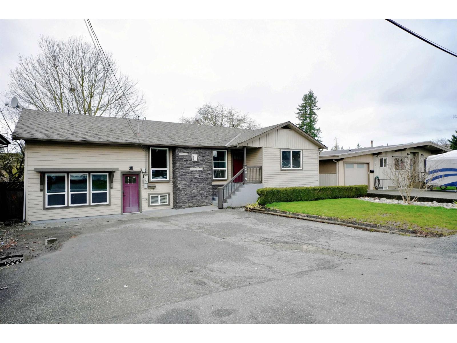 2319 Hemlock Street, Abbotsford, British Columbia  V2T 3A1 - Photo 2 - R3095457