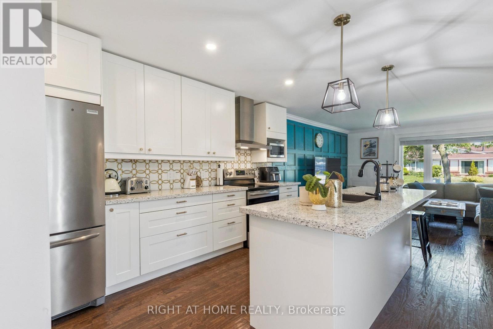 403 Chandos Court, Oshawa, Ontario  L1J 6R1 - Photo 4 - E12852498