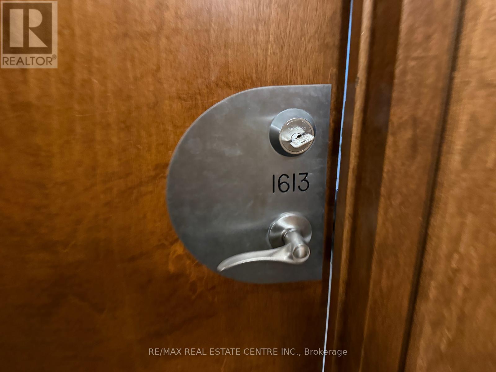 1613 - 3880 Duke Of York Boulevard, Mississauga (City Centre), Ontario  L5B 4M7 - Photo 2 - W12681044