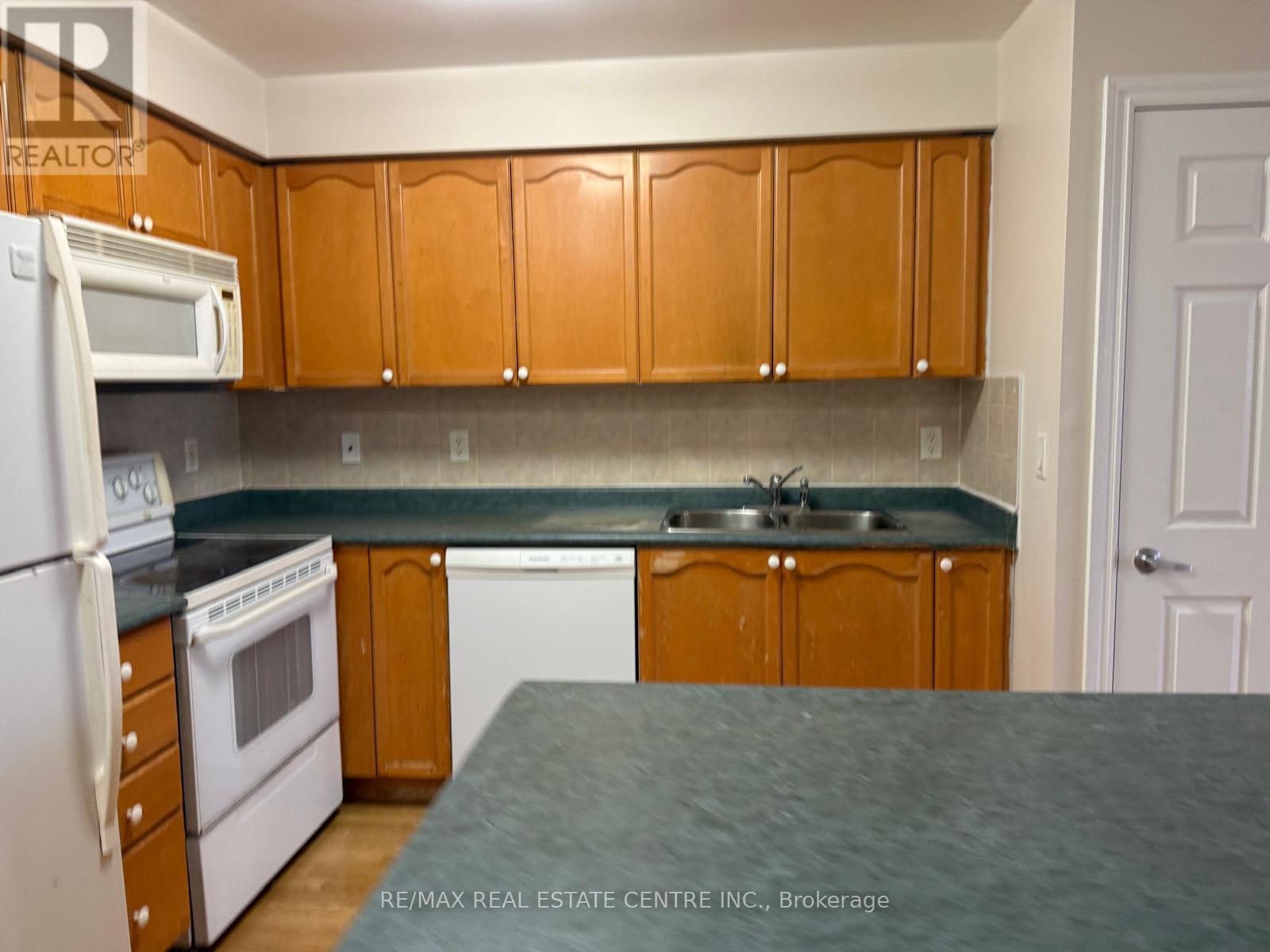 1613 - 3880 Duke Of York Boulevard, Mississauga (City Centre), Ontario  L5B 4M7 - Photo 7 - W12681044