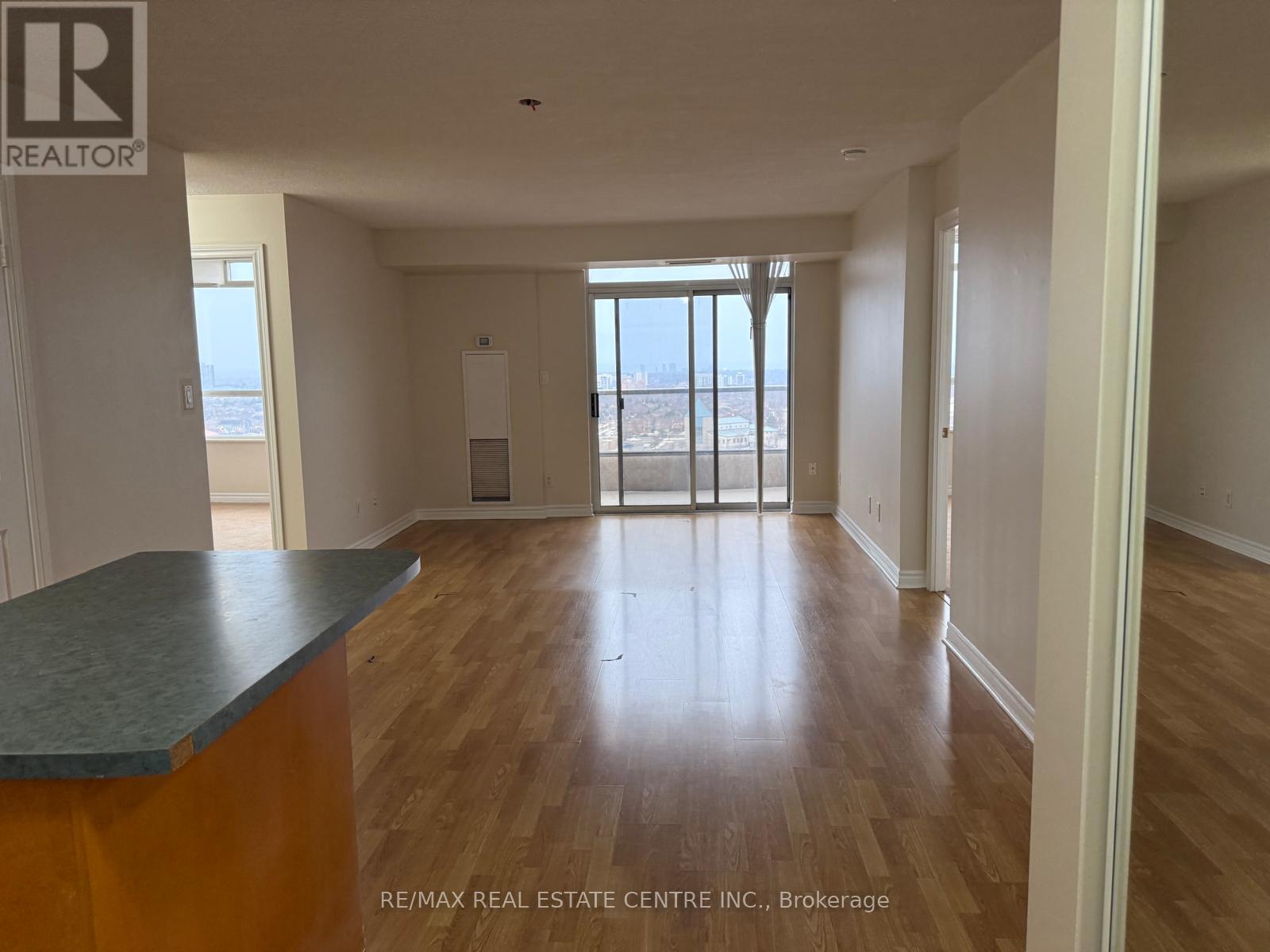 1613 - 3880 Duke Of York Boulevard, Mississauga (City Centre), Ontario  L5B 4M7 - Photo 3 - W12681044