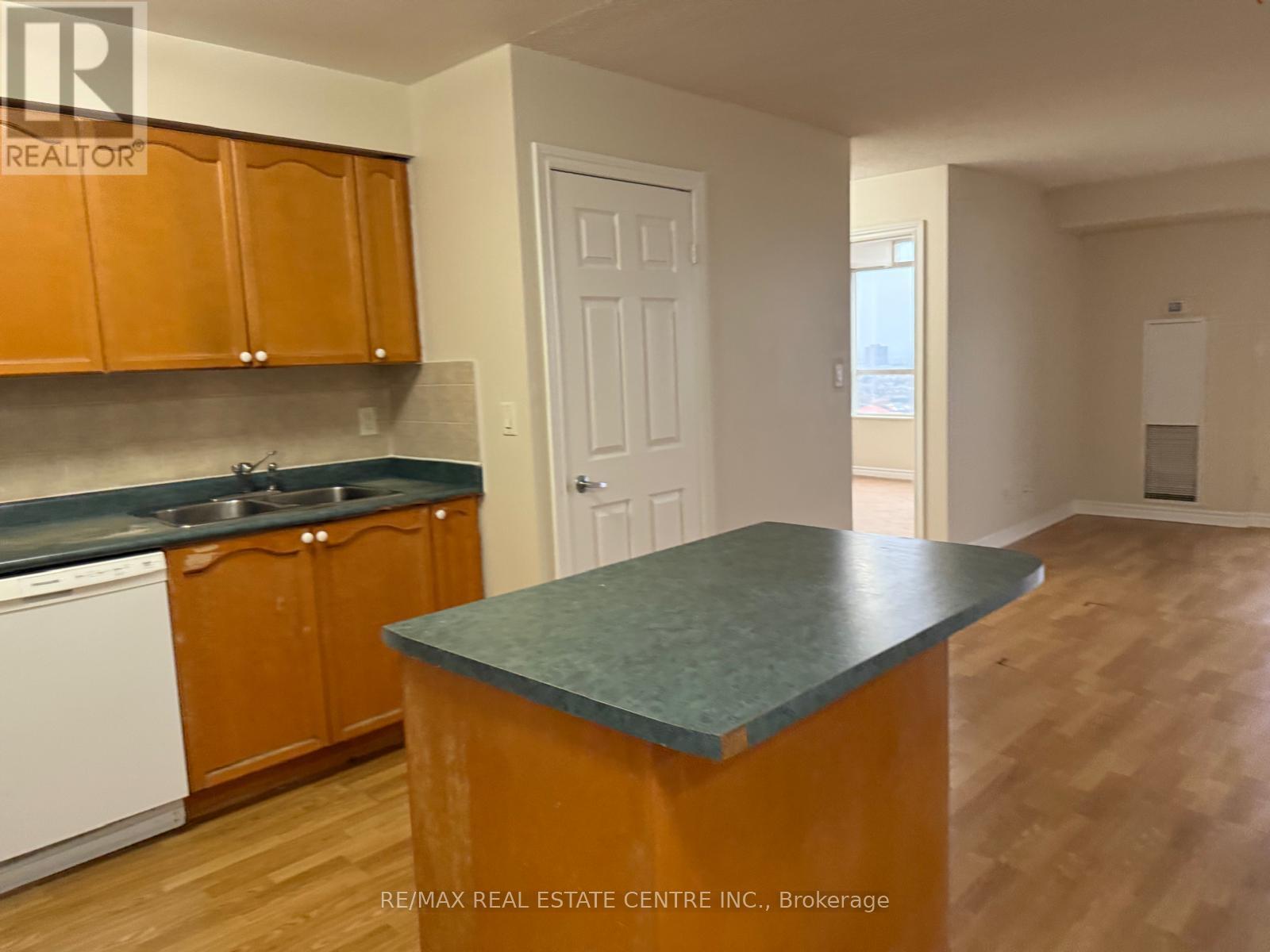 1613 - 3880 Duke Of York Boulevard, Mississauga (City Centre), Ontario  L5B 4M7 - Photo 5 - W12681044