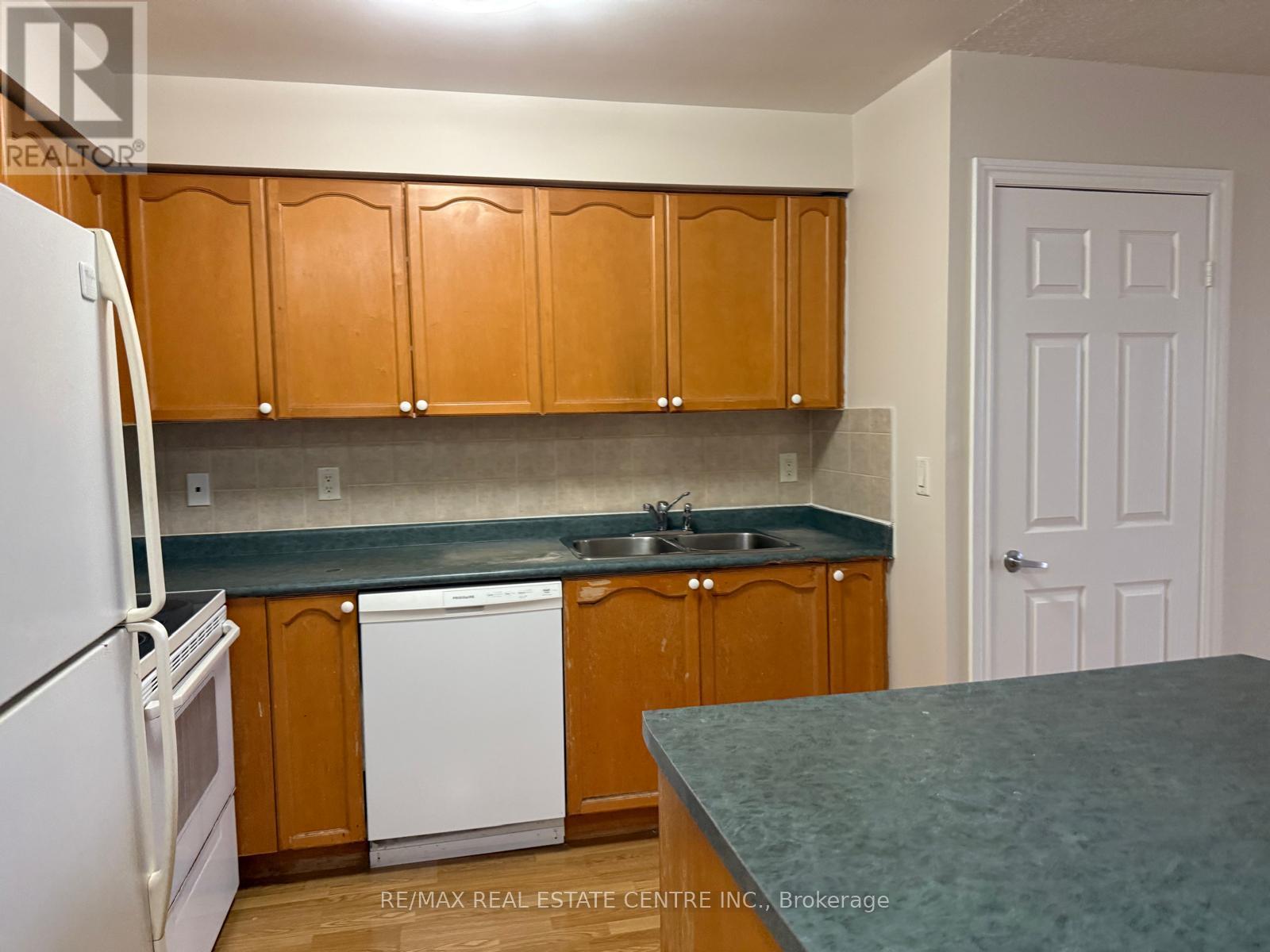 1613 - 3880 Duke Of York Boulevard, Mississauga (City Centre), Ontario  L5B 4M7 - Photo 6 - W12681044