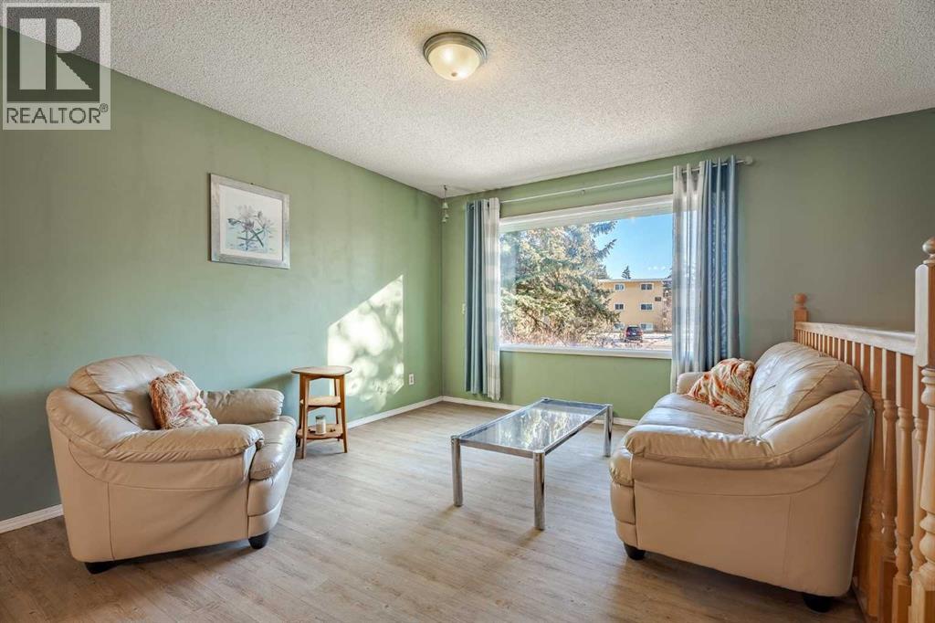 3152 Blakiston Drive Nw, Calgary, Alberta  T2L 1L8 - Photo 4 - A2279381