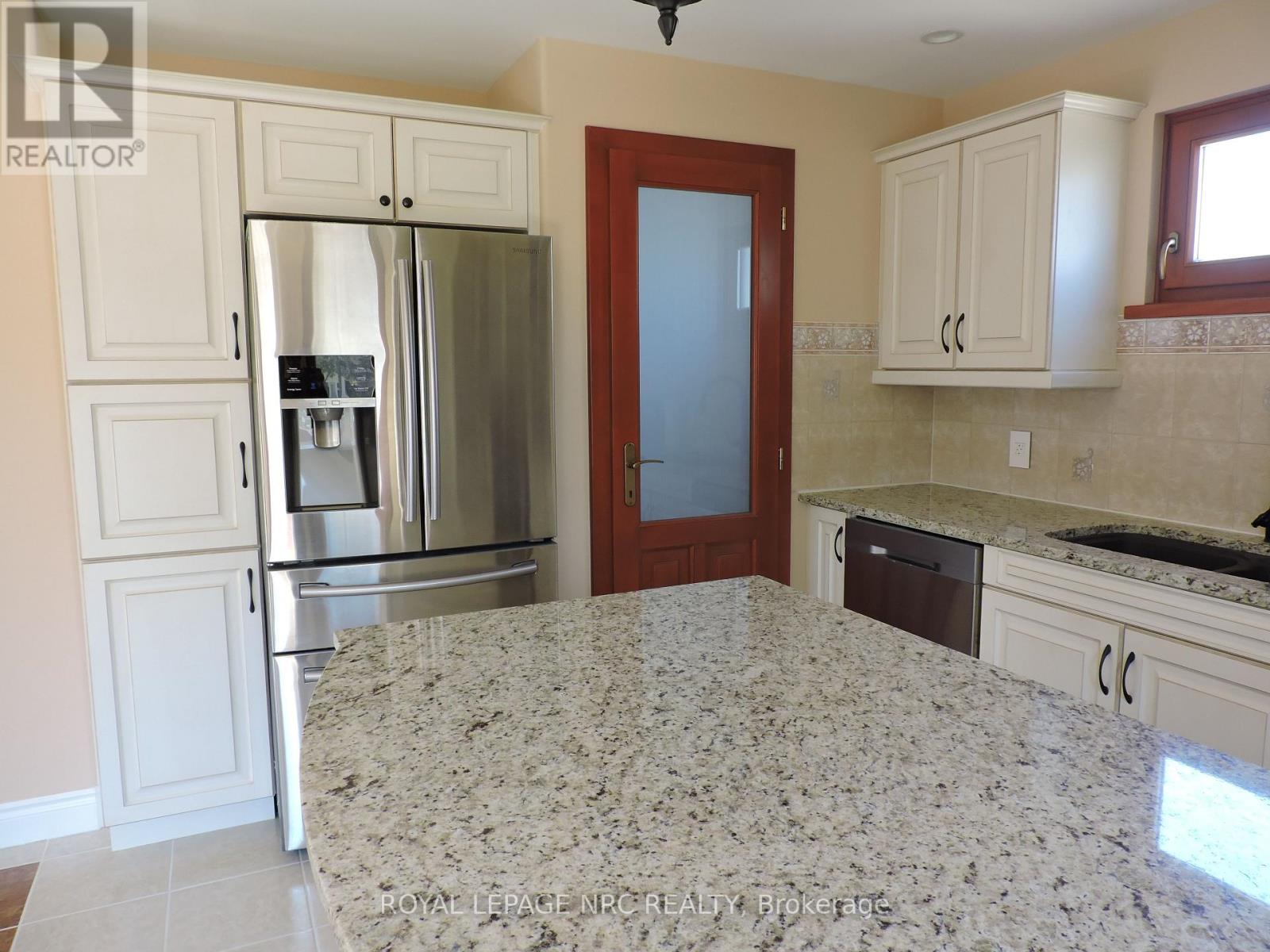 340 Oxford Avenue, Fort Erie (Crystal Beach), Ontario  L0S 1B0 - Photo 4 - X12852528