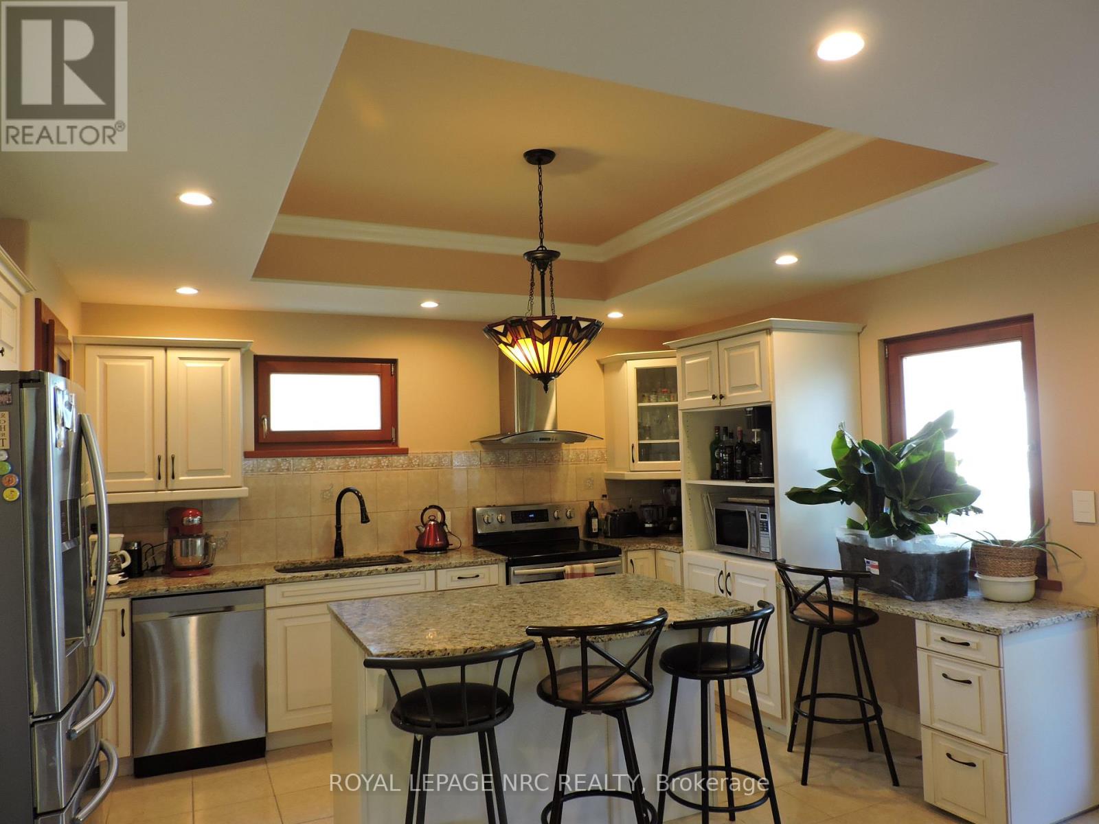 340 Oxford Avenue, Fort Erie (Crystal Beach), Ontario  L0S 1B0 - Photo 6 - X12852528