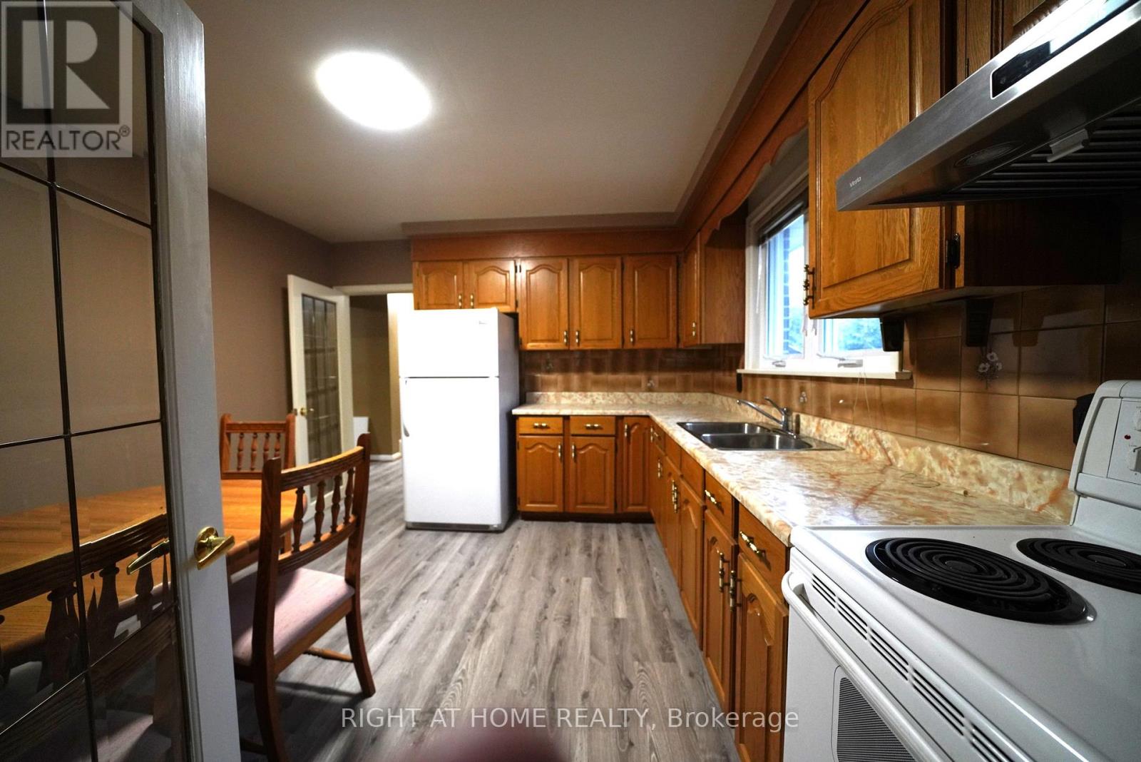 35 Beckett Avenue, Toronto (Rustic), Ontario  M6L 2B3 - Photo 4 - W12761268