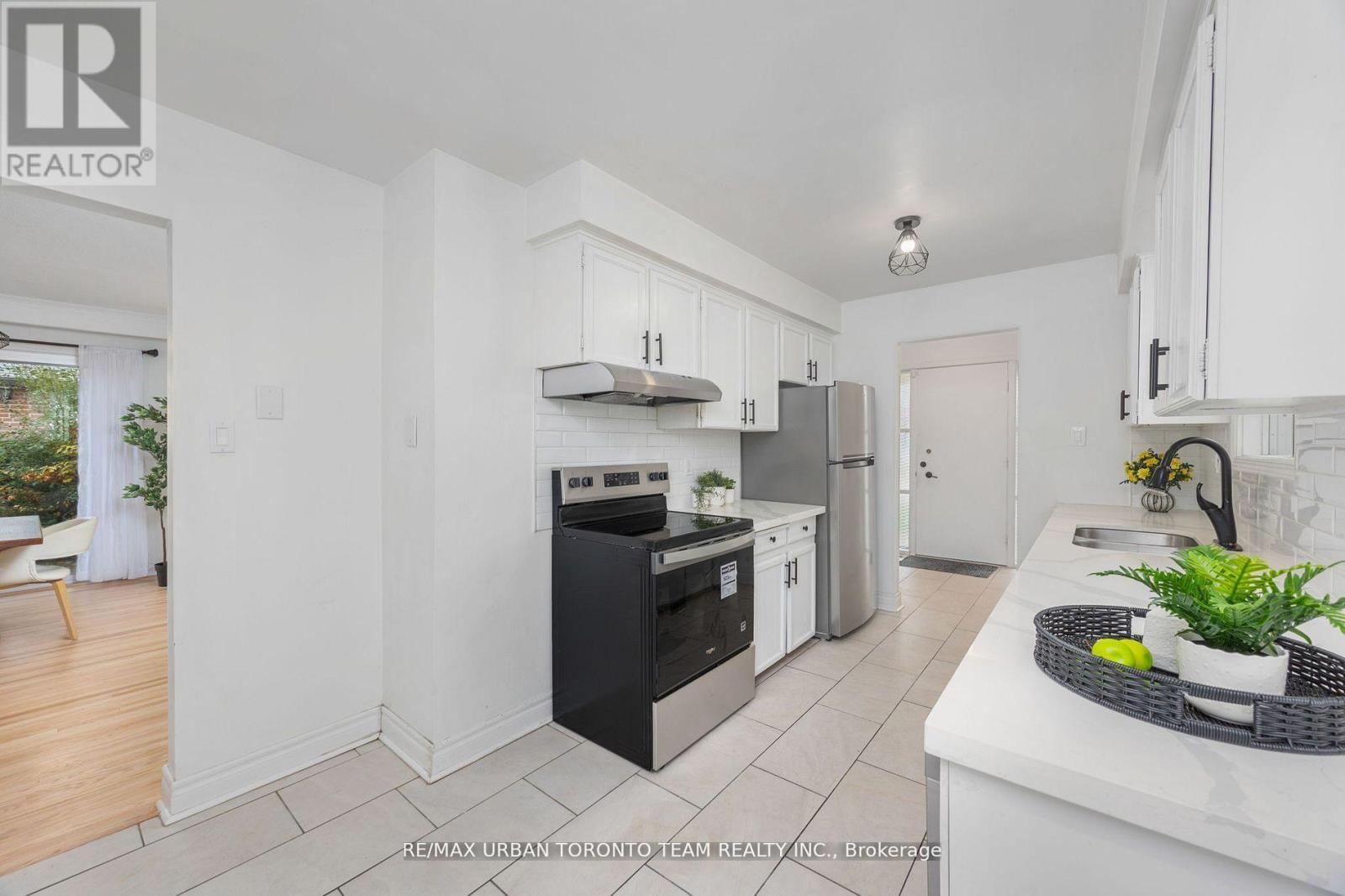 12 Wardencourt Drive, Toronto (Tam O'shanter-Sullivan), Ontario  M1T 2H3 - Photo 10 - E12852566