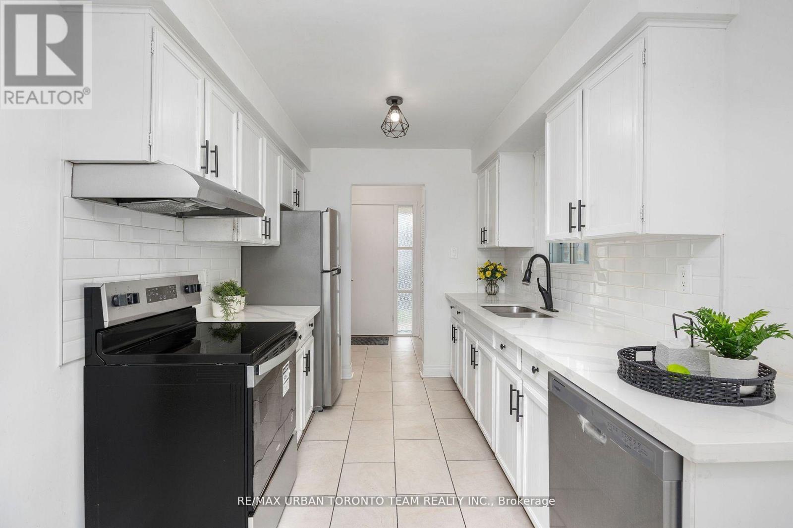 12 Wardencourt Drive, Toronto (Tam O'shanter-Sullivan), Ontario  M1T 2H3 - Photo 8 - E12852566