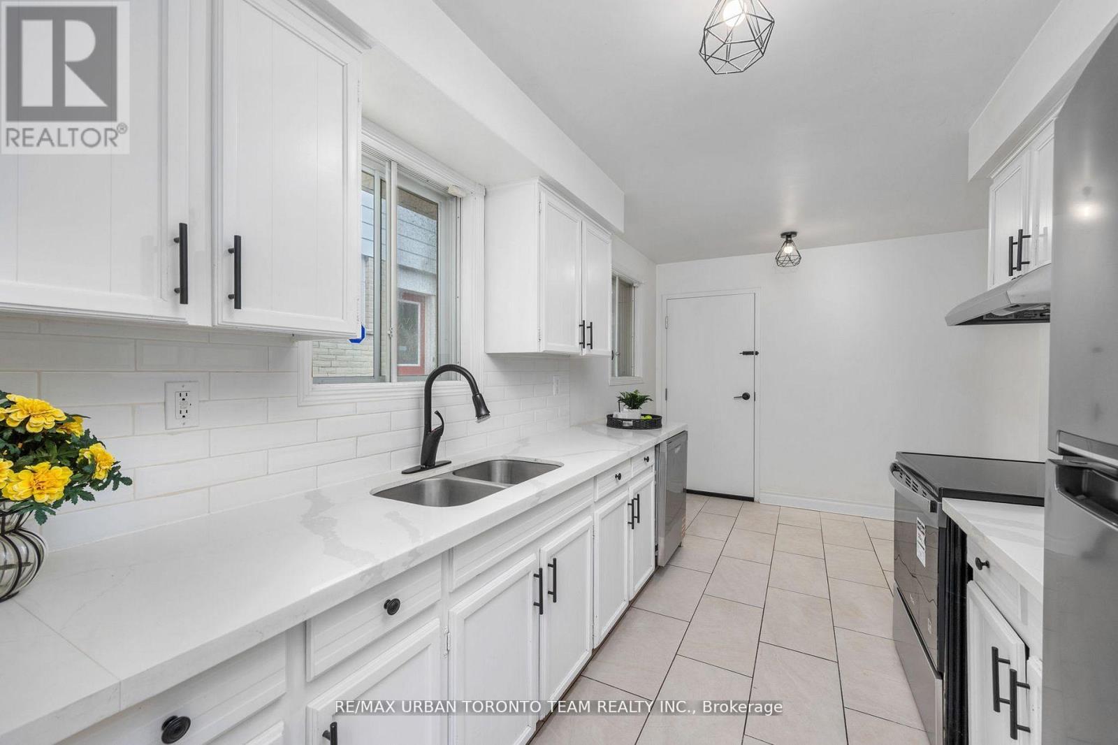 12 Wardencourt Drive, Toronto (Tam O'shanter-Sullivan), Ontario  M1T 2H3 - Photo 9 - E12852566