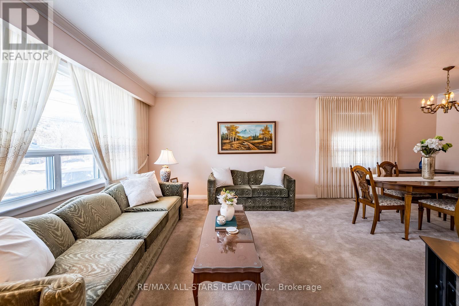 394 Osiris Drive, Richmond Hill (Crosby), Ontario  L4C 2P9 - Photo 10 - N12852542