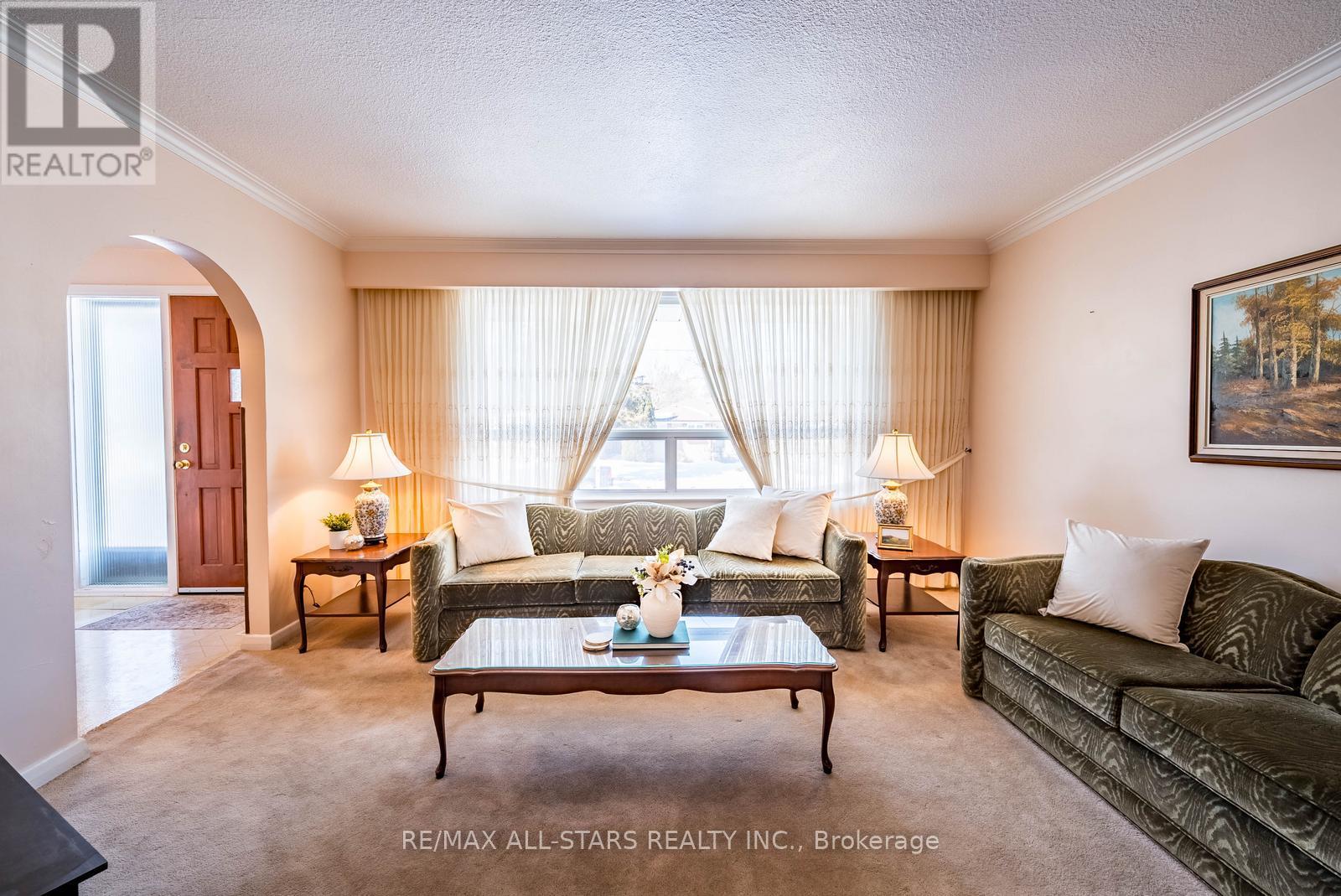 394 Osiris Drive, Richmond Hill (Crosby), Ontario  L4C 2P9 - Photo 11 - N12852542