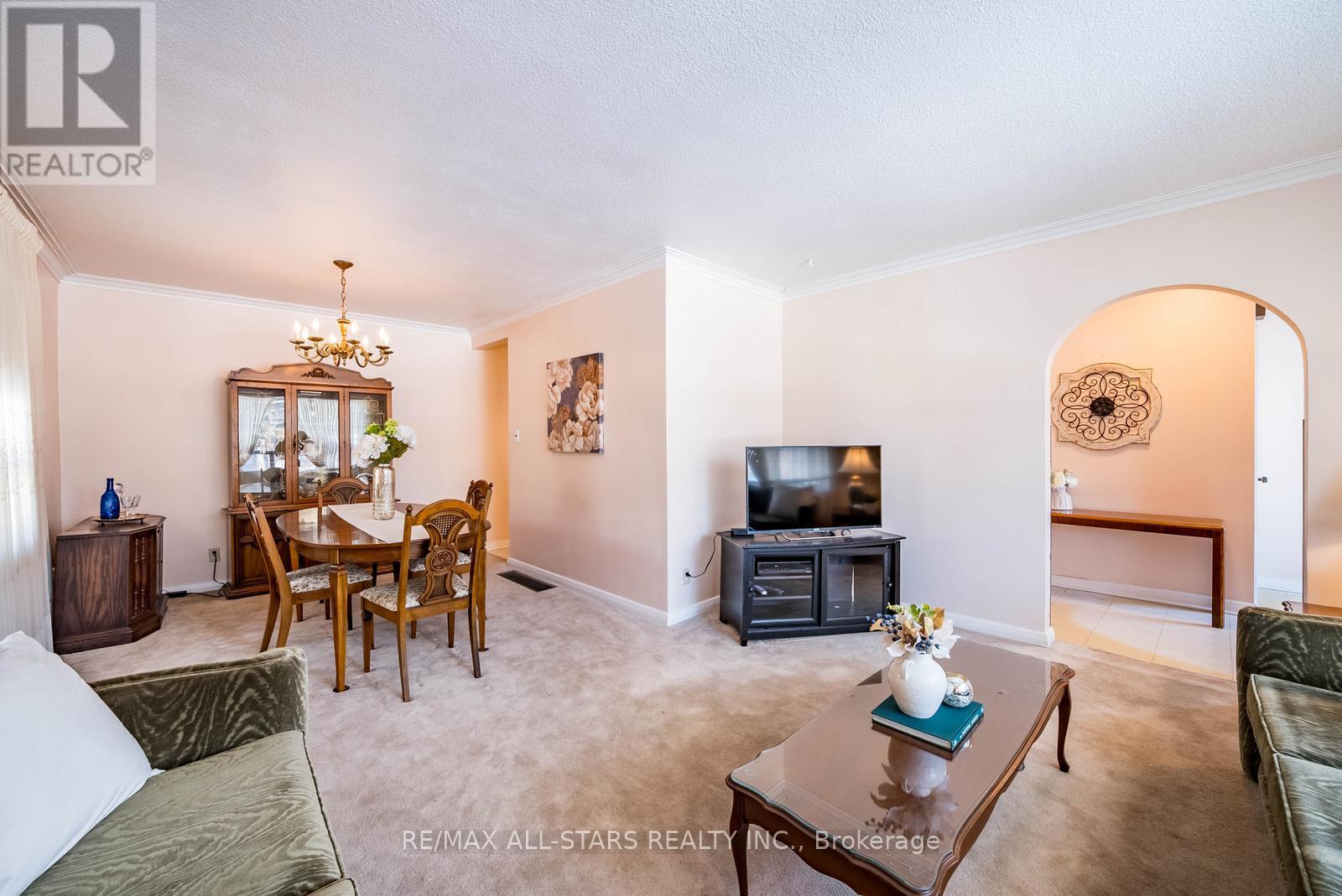 394 Osiris Drive, Richmond Hill (Crosby), Ontario  L4C 2P9 - Photo 12 - N12852542