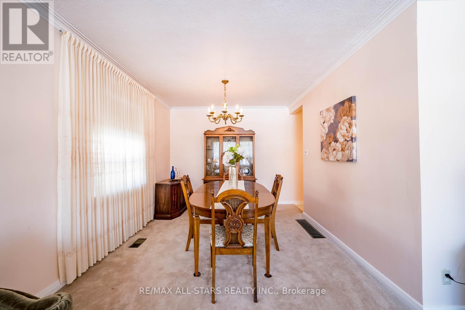 394 Osiris Drive, Richmond Hill (Crosby), Ontario  L4C 2P9 - Photo 13 - N12852542