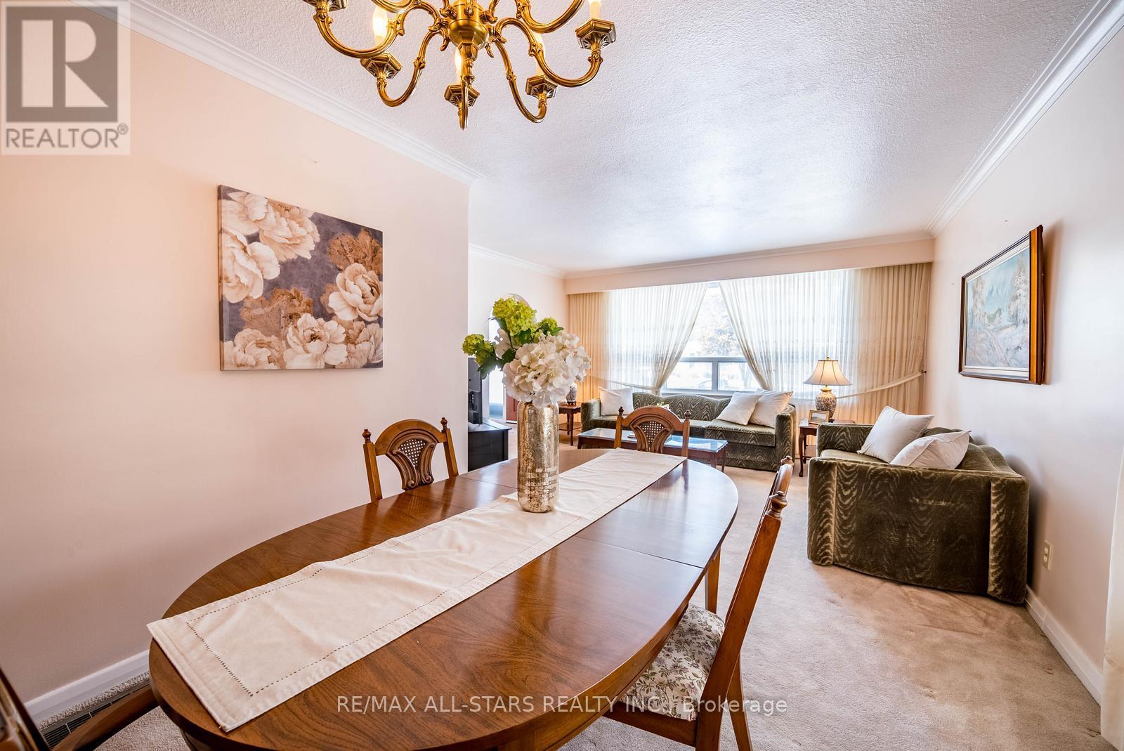 394 Osiris Drive, Richmond Hill (Crosby), Ontario  L4C 2P9 - Photo 14 - N12852542