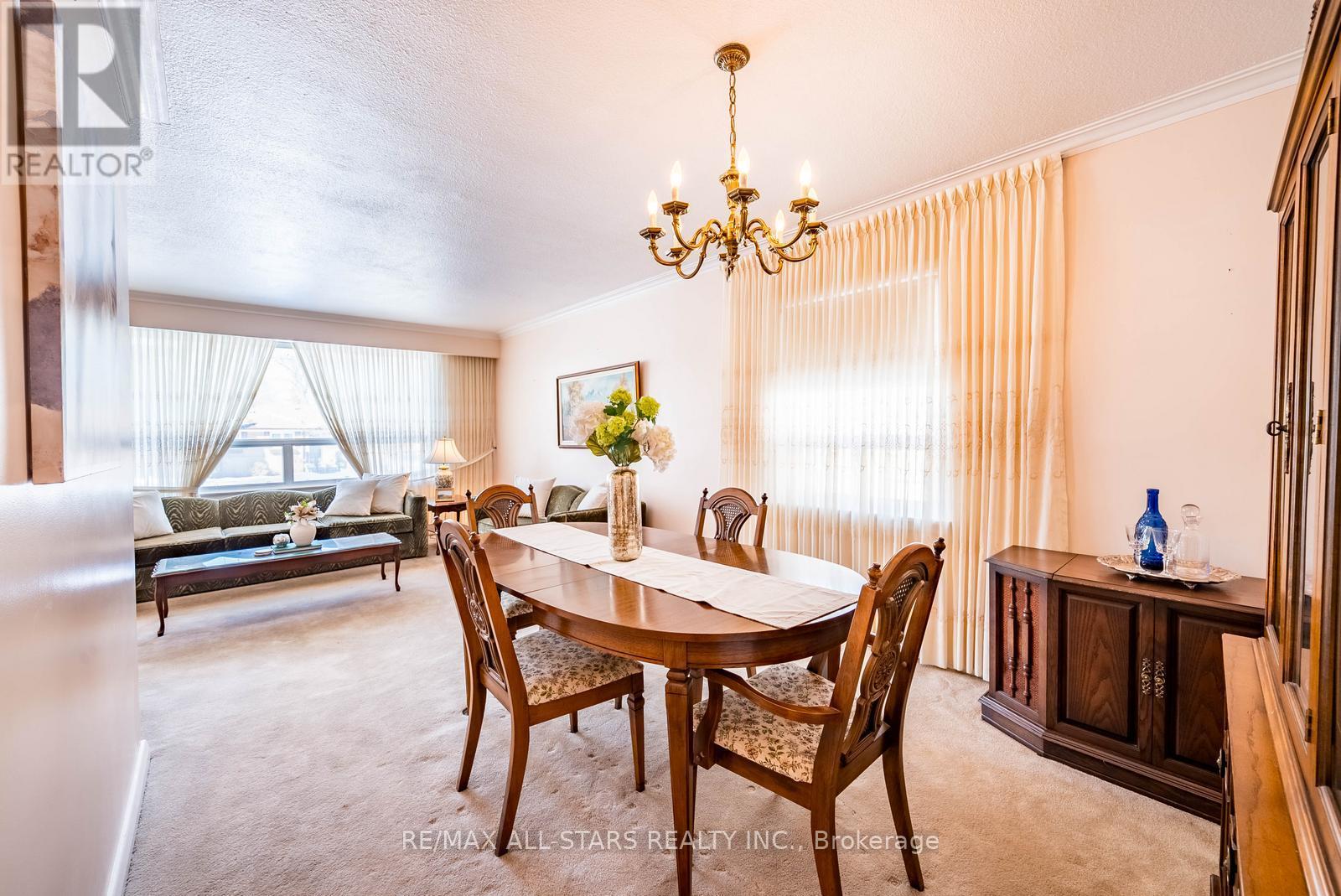 394 Osiris Drive, Richmond Hill (Crosby), Ontario  L4C 2P9 - Photo 15 - N12852542