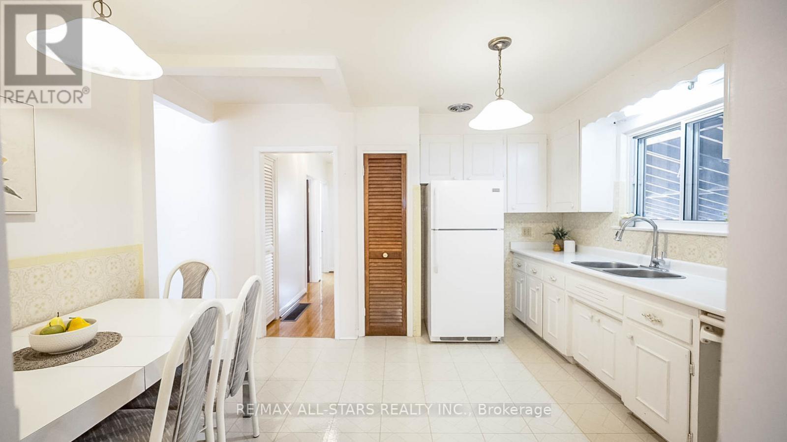 394 Osiris Drive, Richmond Hill (Crosby), Ontario  L4C 2P9 - Photo 16 - N12852542