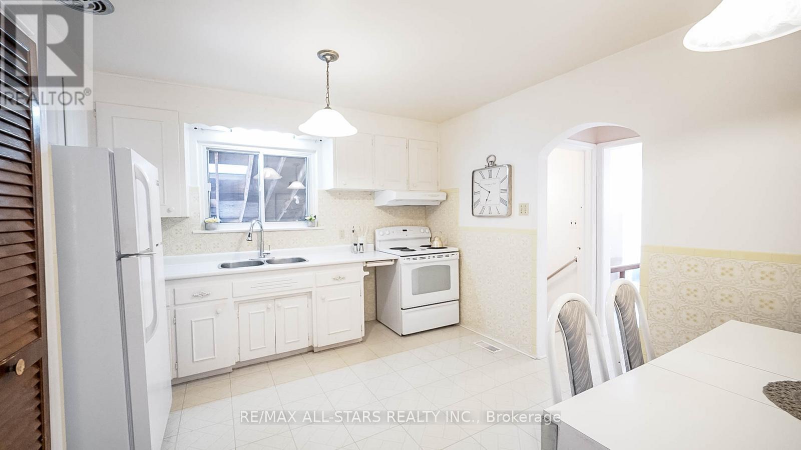 394 Osiris Drive, Richmond Hill (Crosby), Ontario  L4C 2P9 - Photo 17 - N12852542