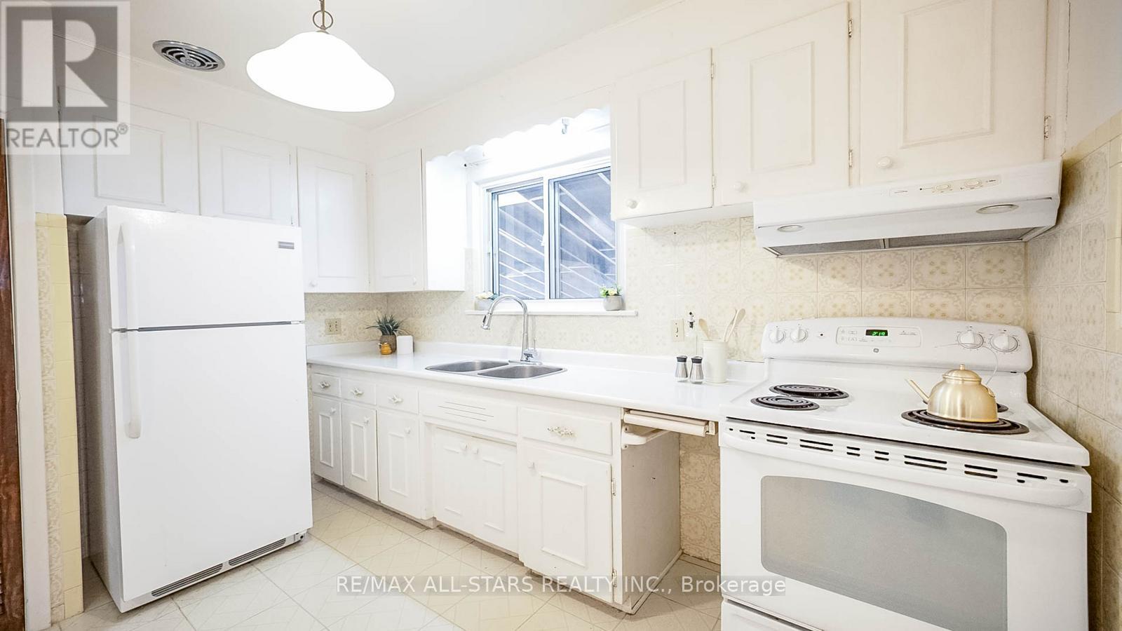 394 Osiris Drive, Richmond Hill (Crosby), Ontario  L4C 2P9 - Photo 18 - N12852542