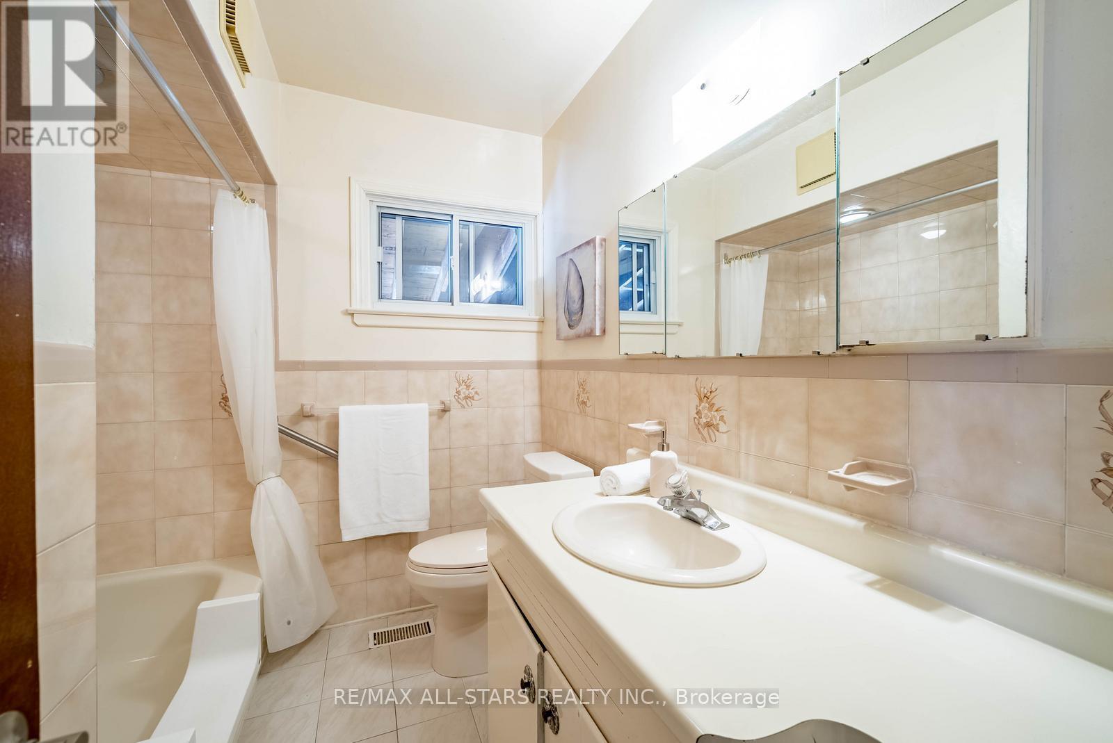 394 Osiris Drive, Richmond Hill (Crosby), Ontario  L4C 2P9 - Photo 20 - N12852542