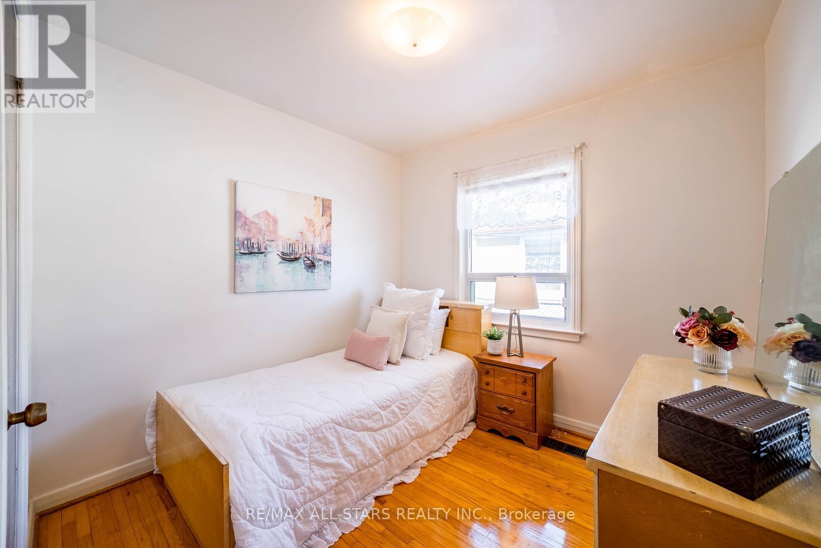 394 Osiris Drive, Richmond Hill (Crosby), Ontario  L4C 2P9 - Photo 21 - N12852542