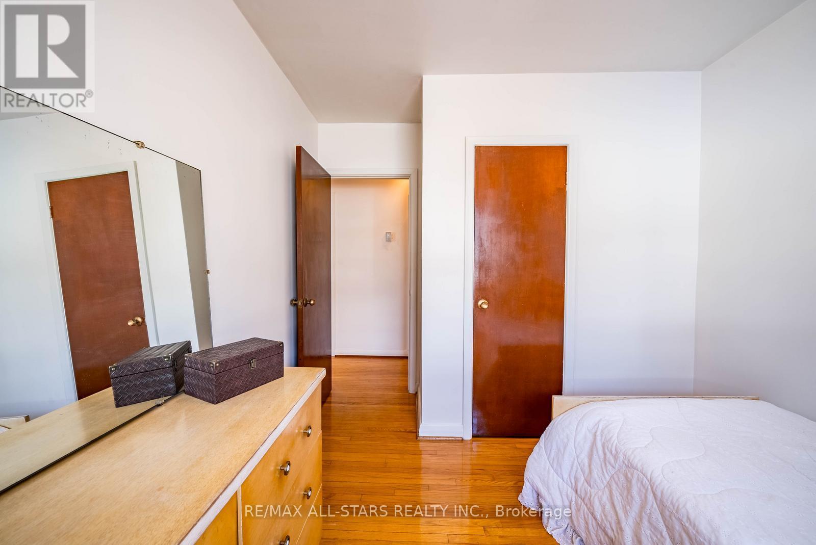 394 Osiris Drive, Richmond Hill (Crosby), Ontario  L4C 2P9 - Photo 22 - N12852542