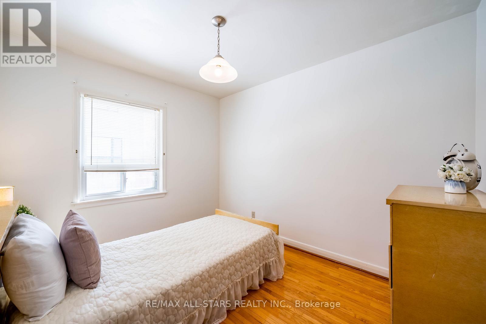 394 Osiris Drive, Richmond Hill (Crosby), Ontario  L4C 2P9 - Photo 23 - N12852542