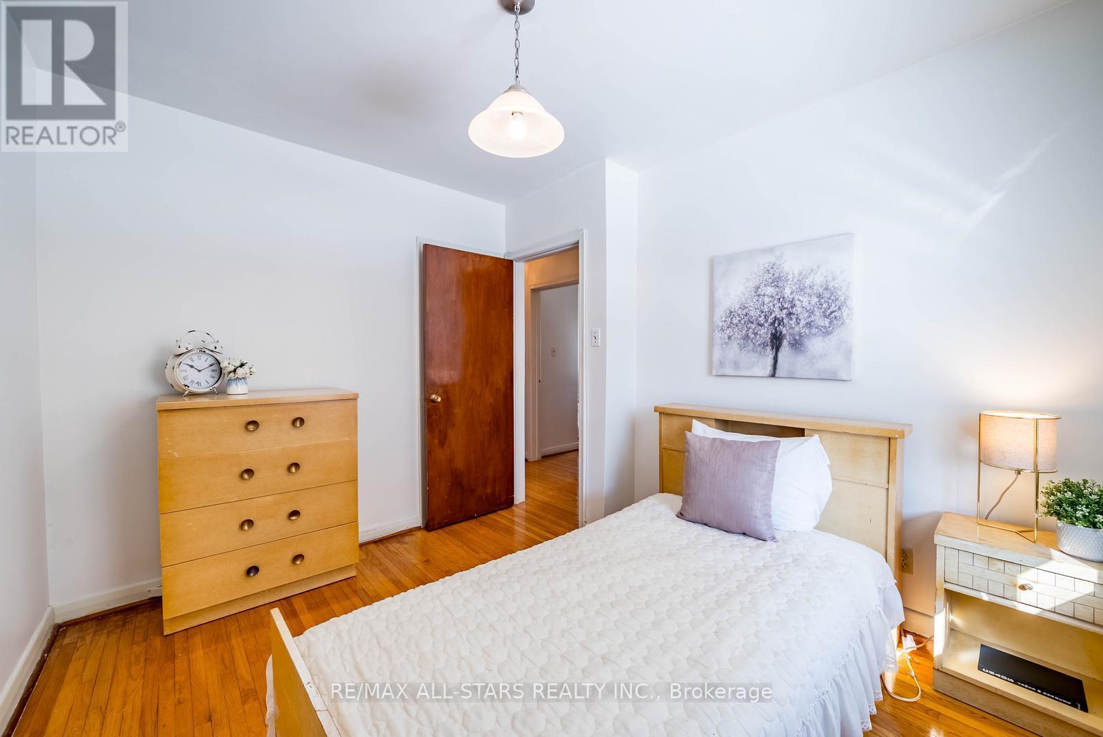 394 Osiris Drive, Richmond Hill (Crosby), Ontario  L4C 2P9 - Photo 24 - N12852542