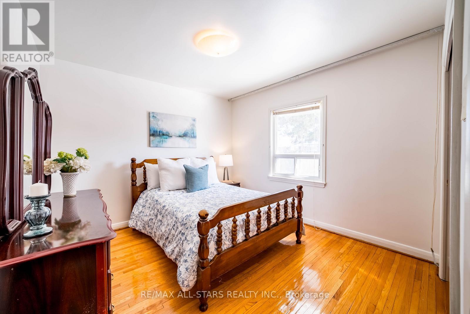 394 Osiris Drive, Richmond Hill (Crosby), Ontario  L4C 2P9 - Photo 25 - N12852542