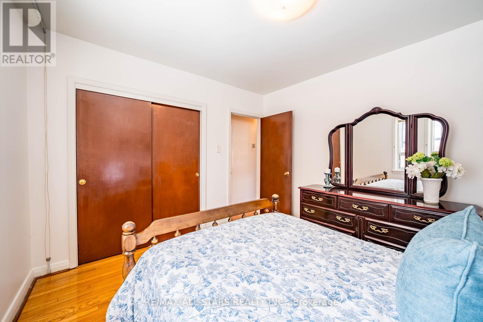 394 Osiris Drive, Richmond Hill (Crosby), Ontario  L4C 2P9 - Photo 26 - N12852542