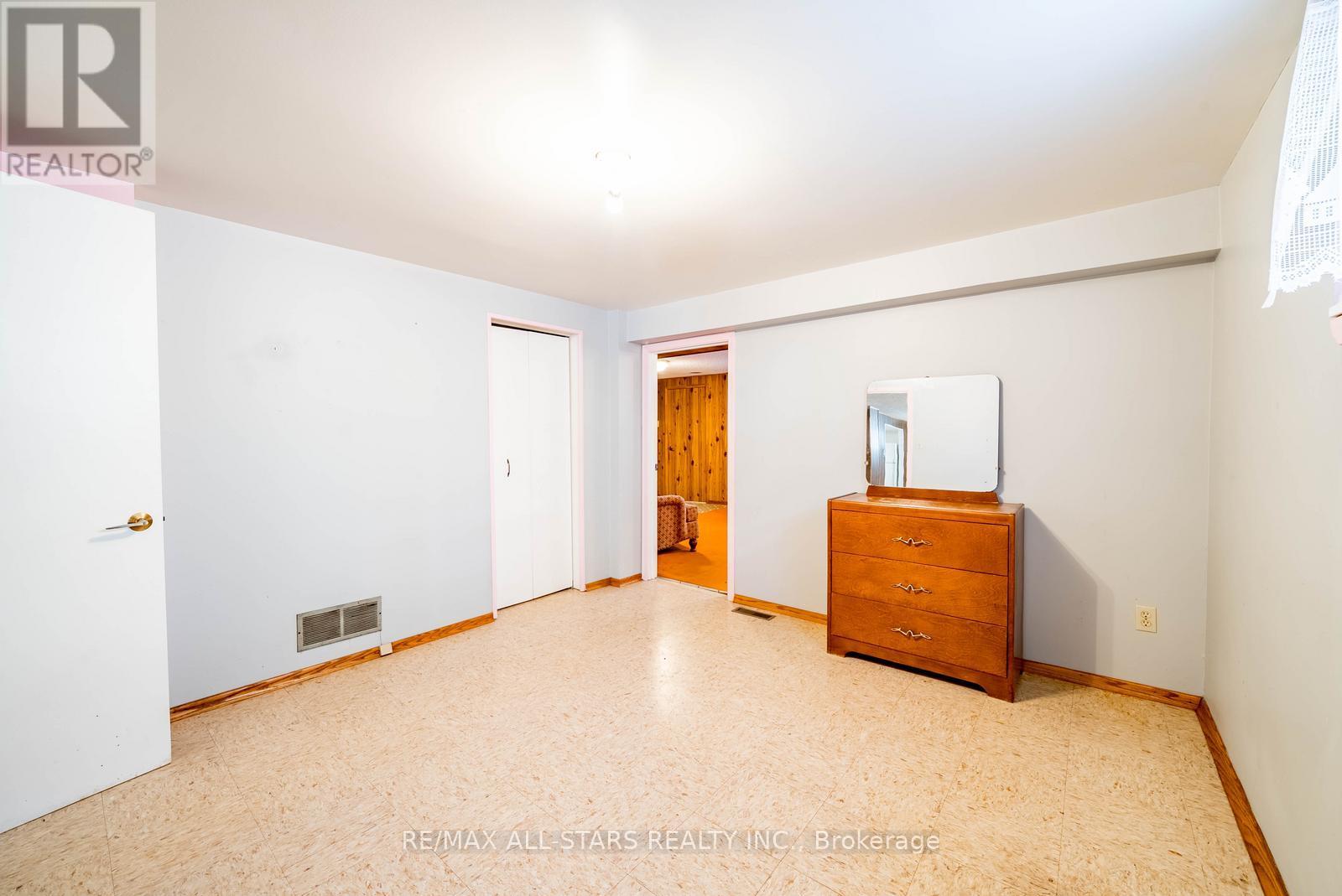 394 Osiris Drive, Richmond Hill (Crosby), Ontario  L4C 2P9 - Photo 32 - N12852542