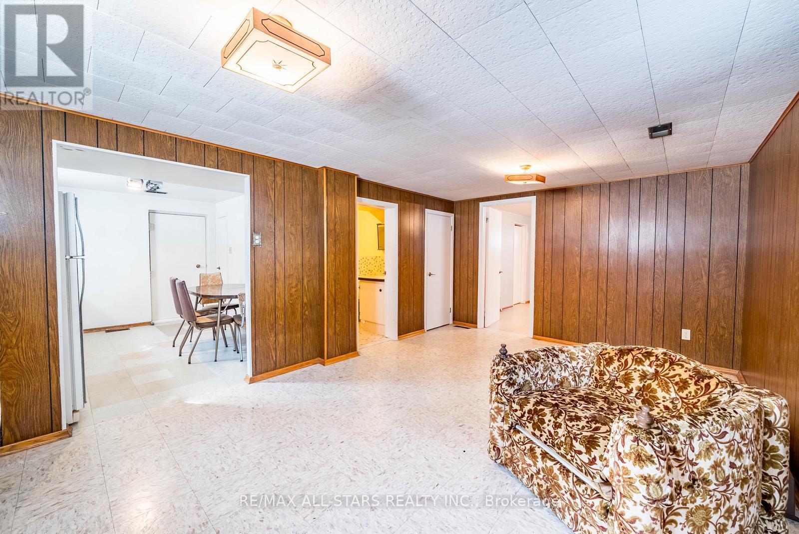 394 Osiris Drive, Richmond Hill (Crosby), Ontario  L4C 2P9 - Photo 34 - N12852542