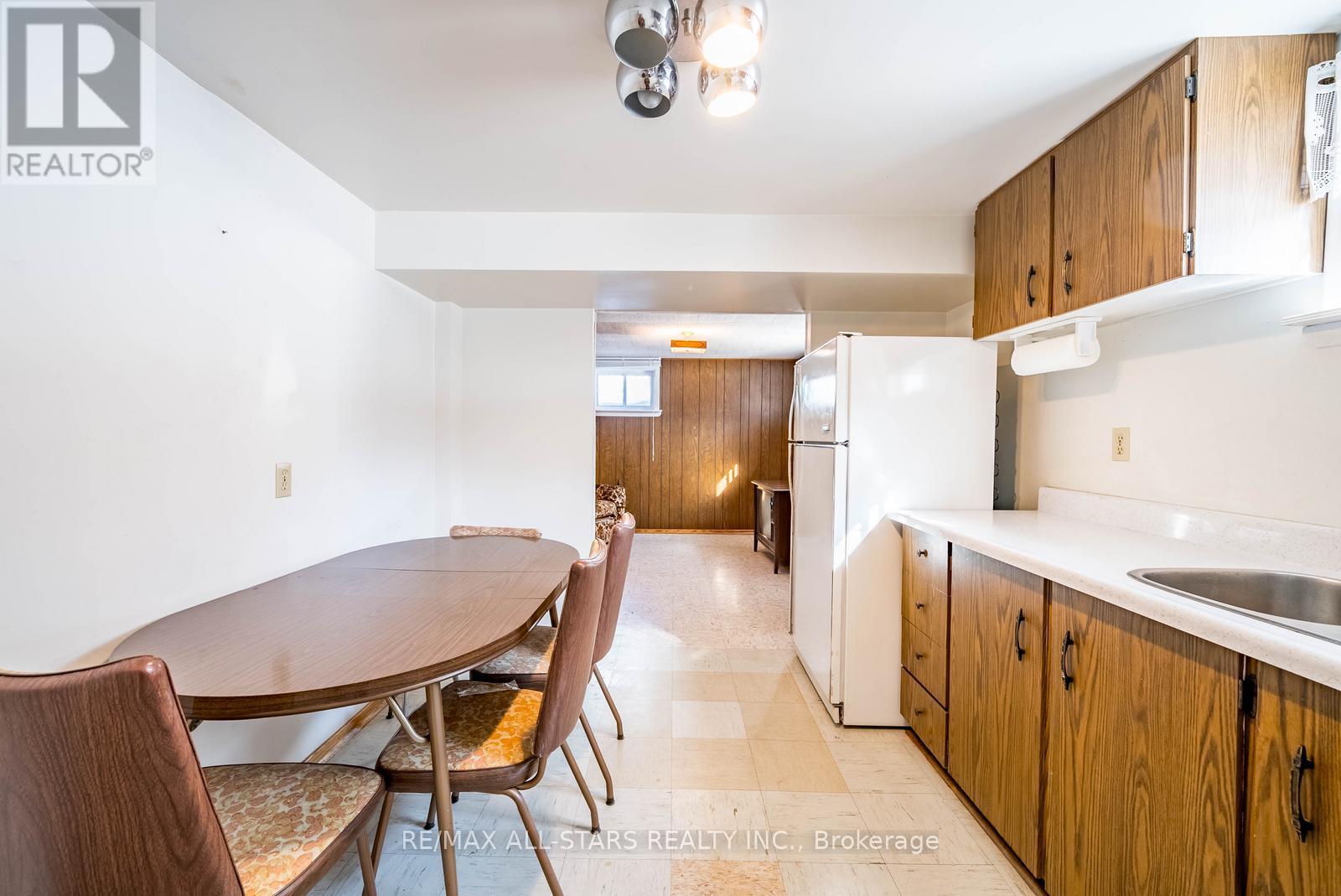 394 Osiris Drive, Richmond Hill (Crosby), Ontario  L4C 2P9 - Photo 37 - N12852542