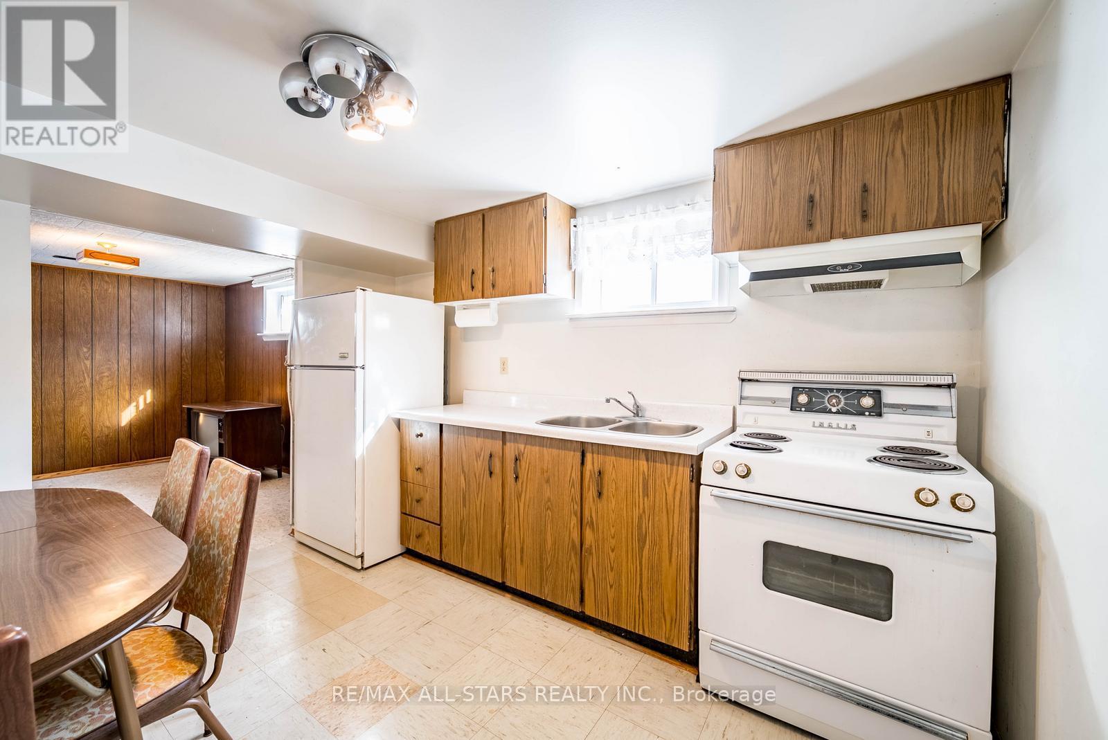 394 Osiris Drive, Richmond Hill (Crosby), Ontario  L4C 2P9 - Photo 38 - N12852542