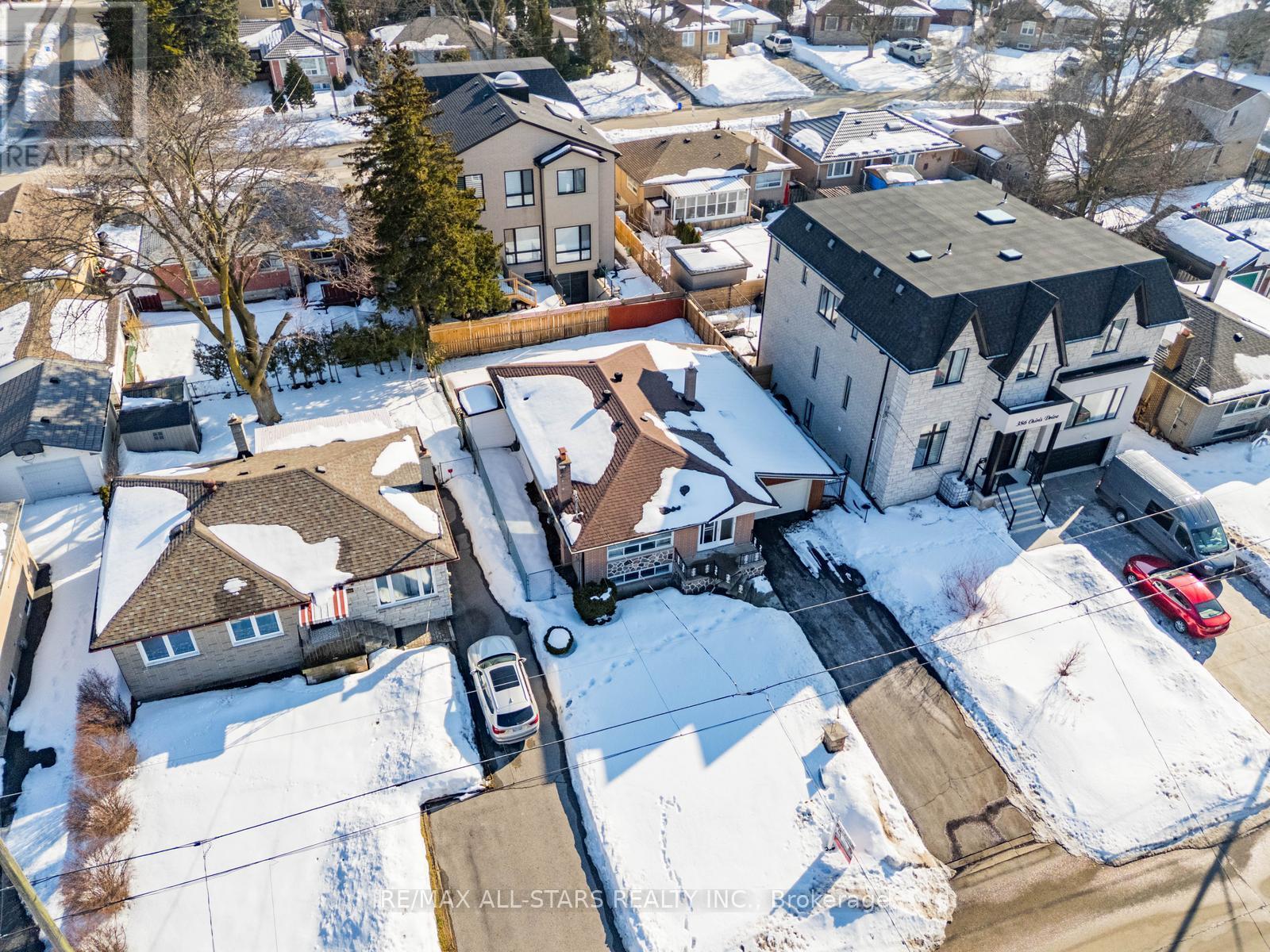 394 Osiris Drive, Richmond Hill (Crosby), Ontario  L4C 2P9 - Photo 4 - N12852542