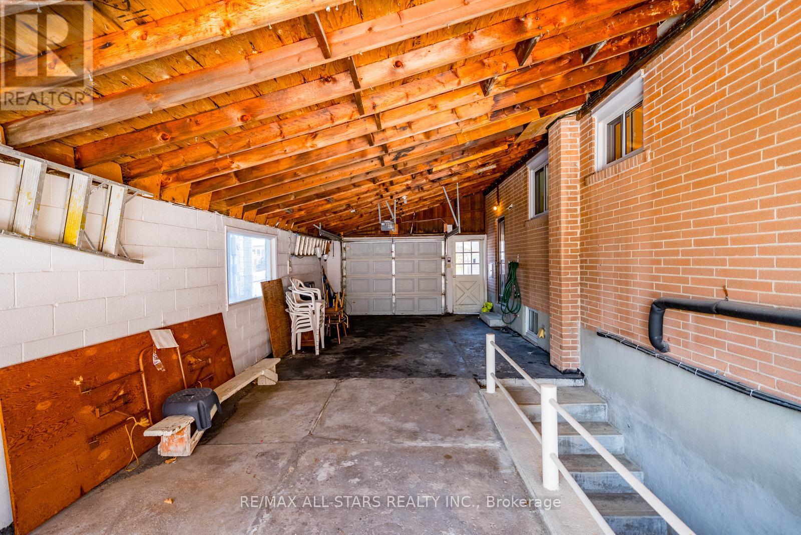 394 Osiris Drive, Richmond Hill (Crosby), Ontario  L4C 2P9 - Photo 41 - N12852542